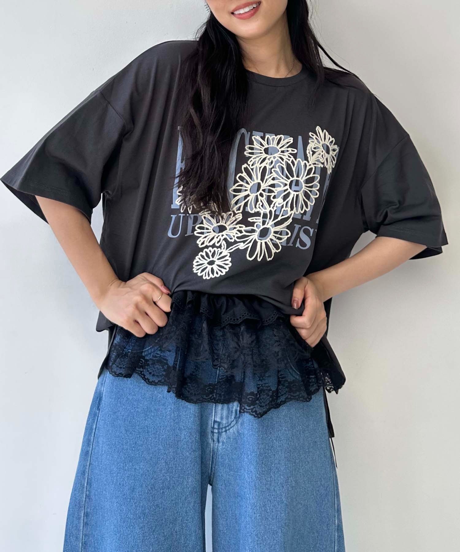 【アズノウアズ プラス/AS KNOW AS plus】の◎【UNISEX ITEM】『ゆったりサイズ』フラワー刺繍重ねロゴプリント半袖Tシャツ インテリア・キッズ・メンズ・レディースファッション・服の通販 founy(ファウニー) 　ファッション　Fashion　レディースファッション　Fashion for Women　トップス・カットソー　Cut & Sew Tops　シャツ・ブラウス・オフィスカジュアル　Elegant Blouses & Button-Ups　ロングTシャツ・Tシャツ　Longline T-Shirts & Tees　カーゴパンツ　Cargo Pants, Utility Pants　ガーリー　Girly, Feminine Style　デニム　Denim, Jeans Material　トレンド　Trend, Trending Now　フラワー　Flower, Floral　プリント　Print, Printed Pattern　ボトム　Bottoms, Lower Wear　半袖　Short Sleeve, Half Sleeve　モチーフ　Motif, Design Theme　ユニセックス　Unisex, Genderless　リラックス　Relax, Relaxed Fit　再入荷　Restock / Back in Stock　スミクロ|ID: prp329100004986119 ipo3291000000037348513