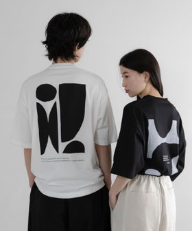 【ローリーズファーム/LOWRYS FARM】の多機能素材【LFM】アートグラフィックTEE【UNISEX】 大人の最旬トレンドファッション＆コーディネート founy(ファウニー) ファッション Fashion レディースファッション Fashion for Women グラフィック Graphic, Graphic Design 吸水 Absorbent, Quick-Dry スラックス Slacks, Dress Pants ダメージ Distressed, Destroyed デニム Denim, Jeans Material ファブリック Fabric, Textile フロント Front, Front Design モチーフ Motif, Design Theme ユニセックス Unisex, Genderless 夏 Summer |ID:prp329100004986122