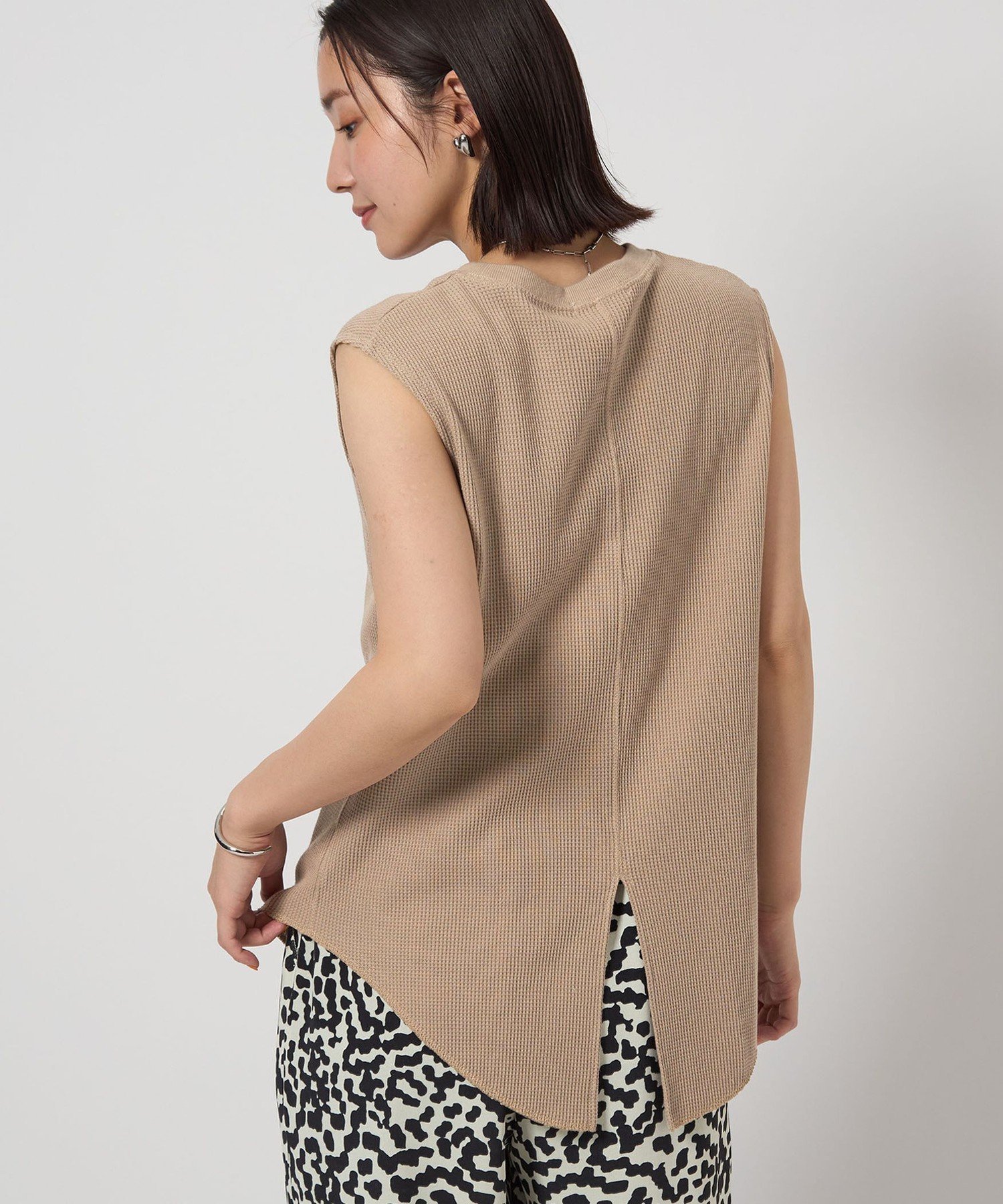 【ユナイテッドアローズ/UNITED ARROWS】のat ease ワッフル ノースリーブ Tシャツ インテリア・キッズ・メンズ・レディースファッション・服の通販 founy(ファウニー) 　ファッション　Fashion　レディースファッション　Fashion for Women　トップス・カットソー　Cut & Sew Tops　キャミソール&ノースリーブ　Camisoles & Sleeveless Tops　シャツ・ブラウス・オフィスカジュアル　Elegant Blouses & Button-Ups　ロングTシャツ・Tシャツ　Longline T-Shirts & Tees　インナー　Innerwear　春　Spring　コンパクト　Compact, Small Size　サロペット　Overalls, Salopette　スリット　Slit, Slit Detail　スリーブ　Sleeve, Long Sleeve / Short Sleeve　定番　Standard, Basic Item　ノースリーブ　Sleeveless, No-Sleeve　フレンチ　French, French Style　ベーシック　Basic, Essential　ボーダー　Border, Stripe　ワッフル　Waffle, Waffle Knit　アウトレット　Outlet / Clearance　おすすめ　Recommended / Our Picks　夏　Summer　ビジネス 仕事 通勤　Business / Work / Commuting　MOCA|ID: prp329100004986319 ipo3291000000037349685