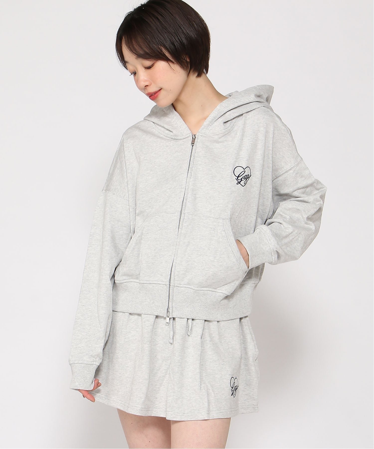 【ギャップ/GAP】のフレンチテリー オーバーサイズ GAPハートロゴ ジップアップパーカー 大人の最旬トレンドファッション＆コーディネート founy(ファウニー) 　ファッション　Fashion　レディースファッション　Fashion for Women　トップス・カットソー　Cut & Sew Tops　レディースパーカー・カジュアルフーディー　Casual Hoodies & Sweatshirts　おすすめ　Recommended / Our Picks　クラシック　Classic, Timeless Style　ショルダー　Shoulder, Shoulder Strap　ショート　Short, Short Length　ダウン　Down, Puffer　ドロップ　Drop Shoulder, Dropped Style　フィット　Fit, Slim Fit　フレンチ　French, French Style　フロント　Front, Front Design　ルーズ　Loose, Oversized　長袖　Long Sleeve, Full Sleeve　 other-1|ID: prp329100004986326 ipo3291000000037349716