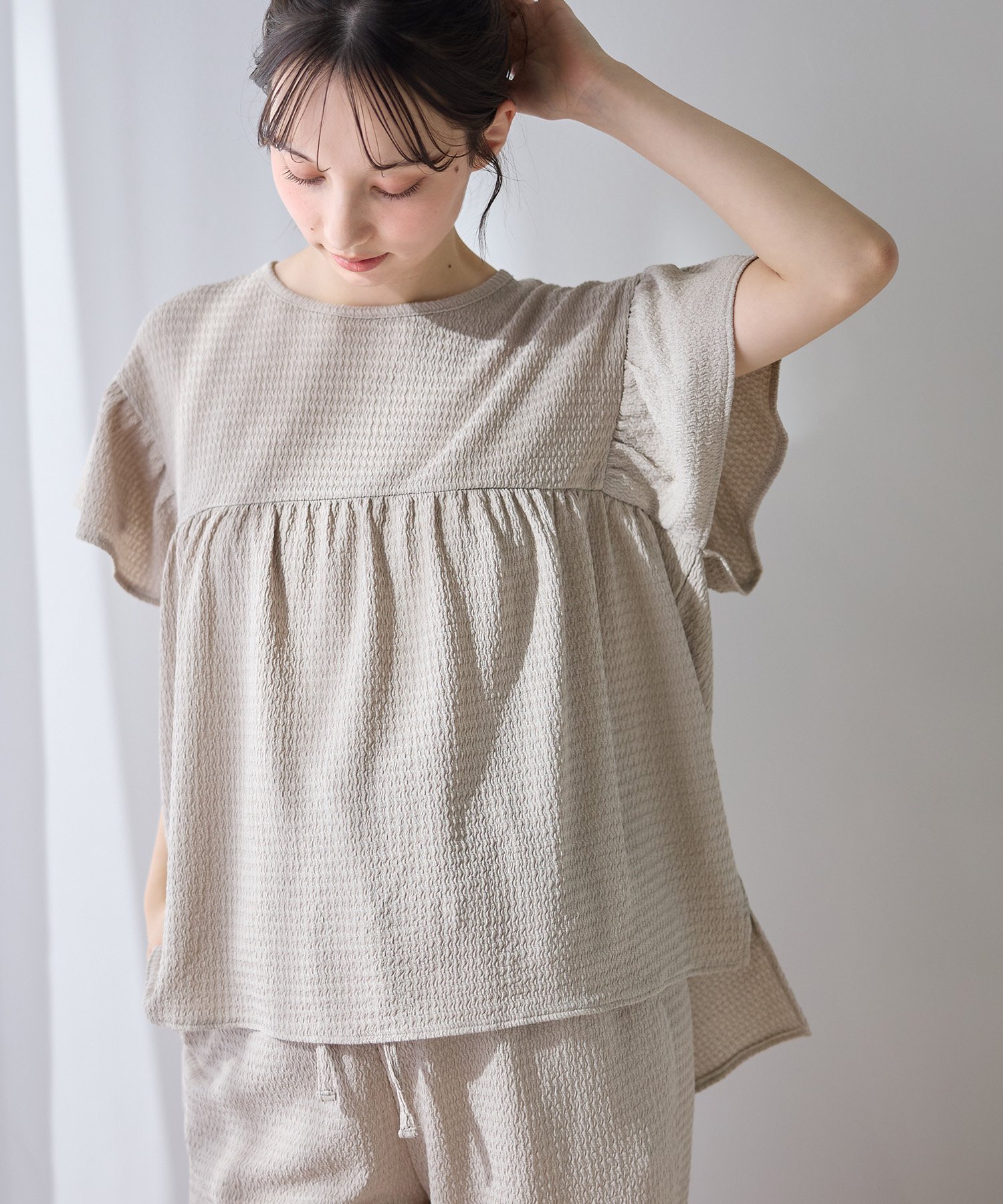 【クロスマルシェ/cross marche】のゆったりフリル袖 カットジャガードブラウス(マタニティ/授乳服)セット 授乳口付き 授乳楽々 妊婦服 産前・産後対応 インテリア・キッズ・メンズ・レディースファッション・服の通販 founy(ファウニー) 　ファッション　Fashion　レディースファッション　Fashion for Women　トップス・カットソー　Cut & Sew Tops　シャツ・ブラウス・オフィスカジュアル　Elegant Blouses & Button-Ups　ボリューム袖・フリルスリーブブラウス　Voluminous & Ruffle Sleeves / Puffy Sleeve Tops　おすすめ　Recommended / Our Picks　カットジャガード　Cut Jacquard　セットアップ　Set-Up, Coordinated Outfit　フリル　Frill, Ruffle　オフベージュ|ID: prp329100004986524 ipo3291000000037351291