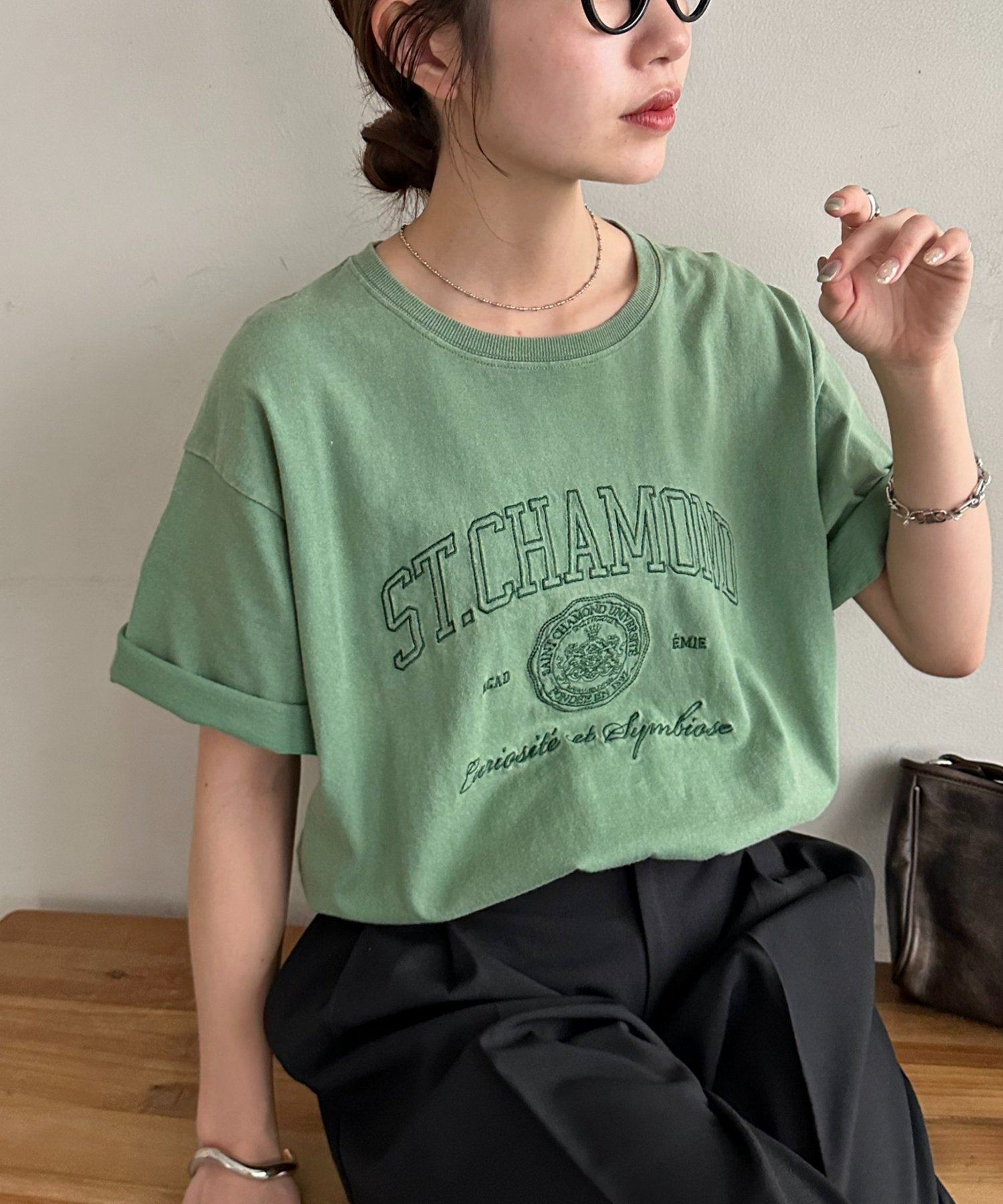 【ディスコート/Discoat】の【Enlude】同色刺繍カレッジロゴTシャツ《ユニセックス》 インテリア・キッズ・メンズ・レディースファッション・服の通販 founy(ファウニー) 　ファッション　Fashion　レディースファッション　Fashion for Women　トップス・カットソー　Cut & Sew Tops　シャツ・ブラウス・オフィスカジュアル　Elegant Blouses & Button-Ups　ロングTシャツ・Tシャツ　Longline T-Shirts & Tees　2026年　2026　2026春夏・S/S　Spring/Summer 2026 SS26　リラックス　Relax, Relaxed Fit　エレガント 上品　Elegant　グリーン|ID: prp329100004986541 ipo3291000000037351391