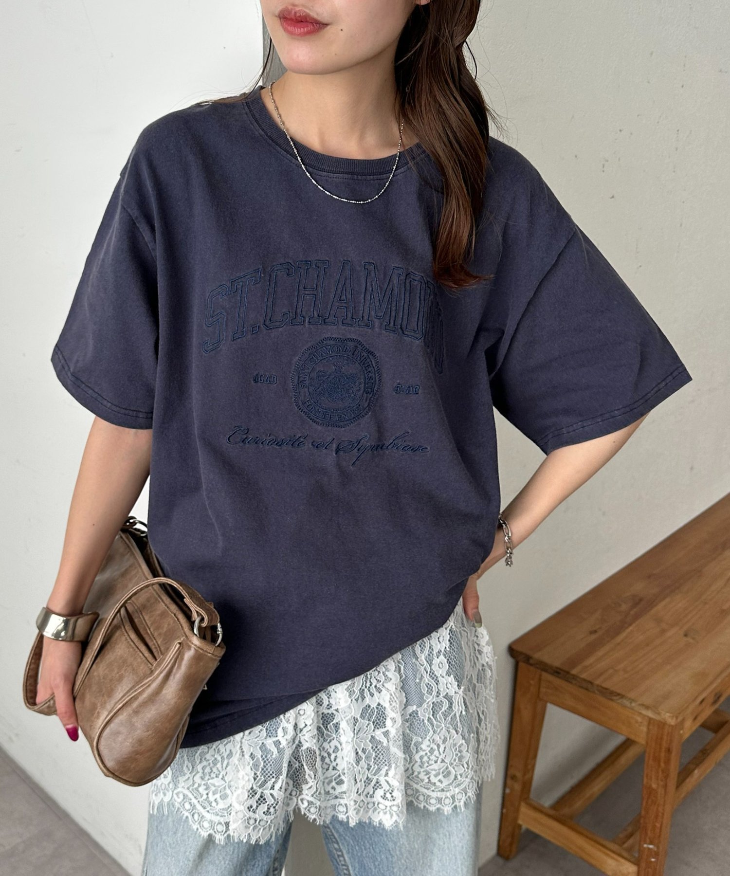 【ディスコート/Discoat】の【Enlude】同色刺繍カレッジロゴTシャツ《ユニセックス》 インテリア・キッズ・メンズ・レディースファッション・服の通販 founy(ファウニー) 　ファッション　Fashion　レディースファッション　Fashion for Women　トップス・カットソー　Cut & Sew Tops　シャツ・ブラウス・オフィスカジュアル　Elegant Blouses & Button-Ups　ロングTシャツ・Tシャツ　Longline T-Shirts & Tees　2026年　2026　2026春夏・S/S　Spring/Summer 2026 SS26　リラックス　Relax, Relaxed Fit　エレガント 上品　Elegant　ネイビー|ID: prp329100004986541 ipo3291000000037351392