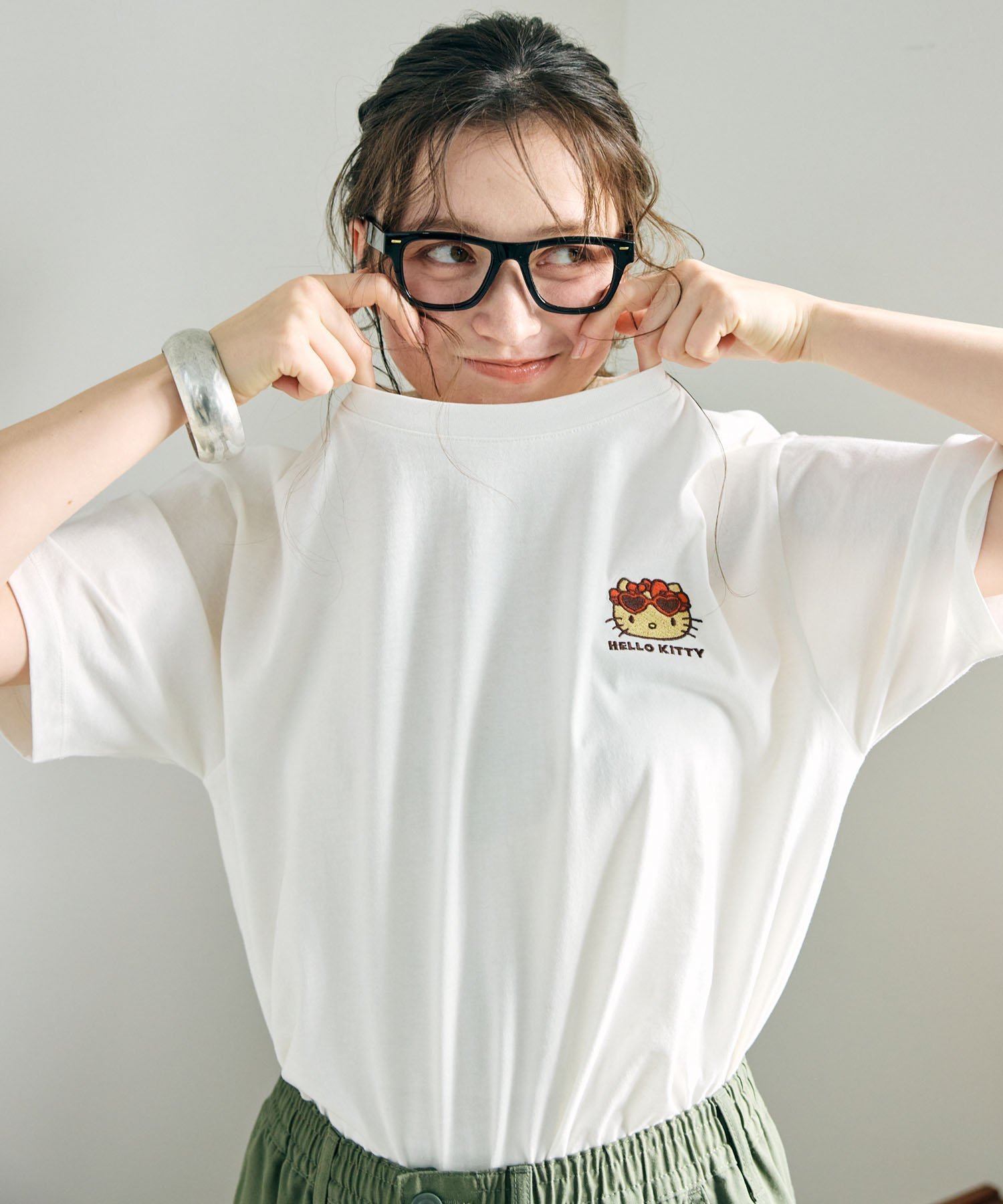 【クロスマルシェ/cross marche】の【sanrio characters】HELLO KITTY/日焼けデザインハローキティ半袖Tシャツ《サンリオキャラクターズ》 インテリア・キッズ・メンズ・レディースファッション・服の通販 founy(ファウニー) 　ファッション　Fashion　レディースファッション　Fashion for Women　トップス・カットソー　Cut & Sew Tops　シャツ・ブラウス・オフィスカジュアル　Elegant Blouses & Button-Ups　ロングTシャツ・Tシャツ　Longline T-Shirts & Tees　おすすめ　Recommended / Our Picks　ベーシック　Basic, Essential　ワンポイント　One Point, Statement Accent　人気　Popular, Best Seller　半袖　Short Sleeve, Half Sleeve　オフホワイト|ID: prp329100004986548 ipo3291000000037351442