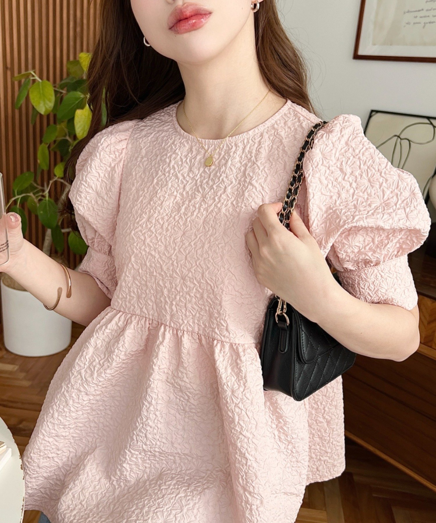 【モーメントプラス/moment+ / MEN】のエンボスフラワージャガード バックリボンパフスリーブペプラム半袖プルオーバー インテリア・キッズ・メンズ・レディースファッション・服の通販 founy(ファウニー) ファッション Fashion メンズファッション Fashion for Men トップス・カットソー Cut & Sew Tops コンパクト Compact, Small Size 今季 This Season, Current Season スキニー Skinny, Slim Fit スラックス Slacks, Dress Pants スリーブ Sleeve, Long Sleeve / Short Sleeve トレンド Trend, Trending Now バランス Balance, Style Balance バルーン Balloon, Balloon Silhouette フレア Flare, Flared ベーシック Basic, Essential ペプラム Peplum, Flared Hem 半袖 Short Sleeve, Half Sleeve 再入荷 Restock / Back in Stock プチプライス・低価格 Affordable / Budget Price おすすめ Recommended / Our Picks エレガント 上品 Elegant ピンク|ID: prp329100004986556 ipo3291000000037351488