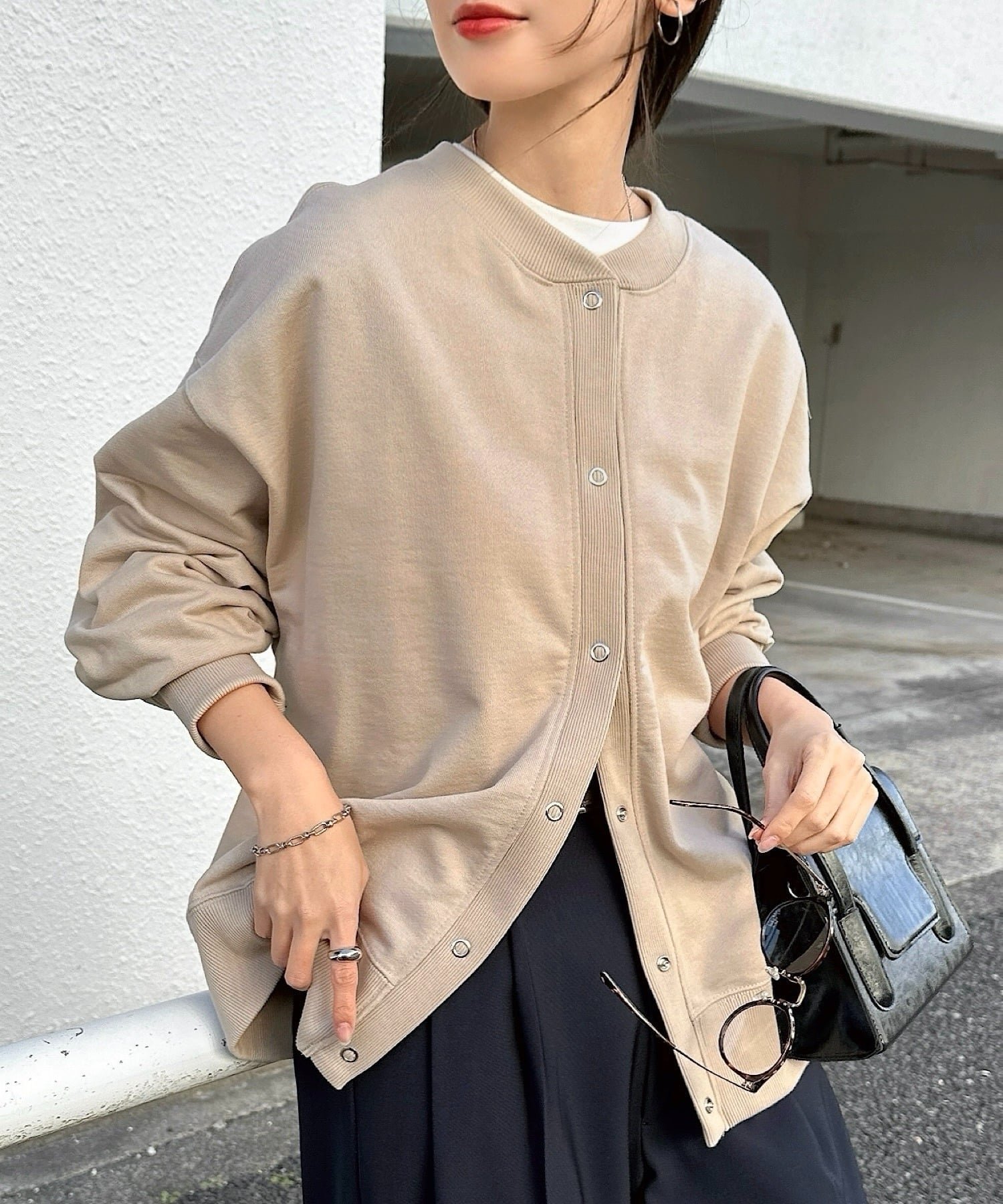 【アンドミー/andme】の前後2way 裏毛 スウェット トップス インテリア・キッズ・メンズ・レディースファッション・服の通販 founy(ファウニー) 　ファッション　Fashion　レディースファッション　Fashion for Women　トップス・カットソー　Cut & Sew Tops　レディースパーカー・カジュアルフーディー　Casual Hoodies & Sweatshirts　スウェット・クルーネックトップス　Sweatshirts & Crewnecks / Relaxed Fit Sweat Tops　コンパクト　Compact, Small Size　ショルダー　Shoulder, Shoulder Strap　シンプル　Simple, Minimal　スウェット / スエット　Sweatshirt, Sweatwear　ドロップ　Drop Shoulder, Dropped Style　フロント　Front, Front Design　リラックス　Relax, Relaxed Fit　ライトベージュ|ID: prp329100004986557 ipo3291000000037351501