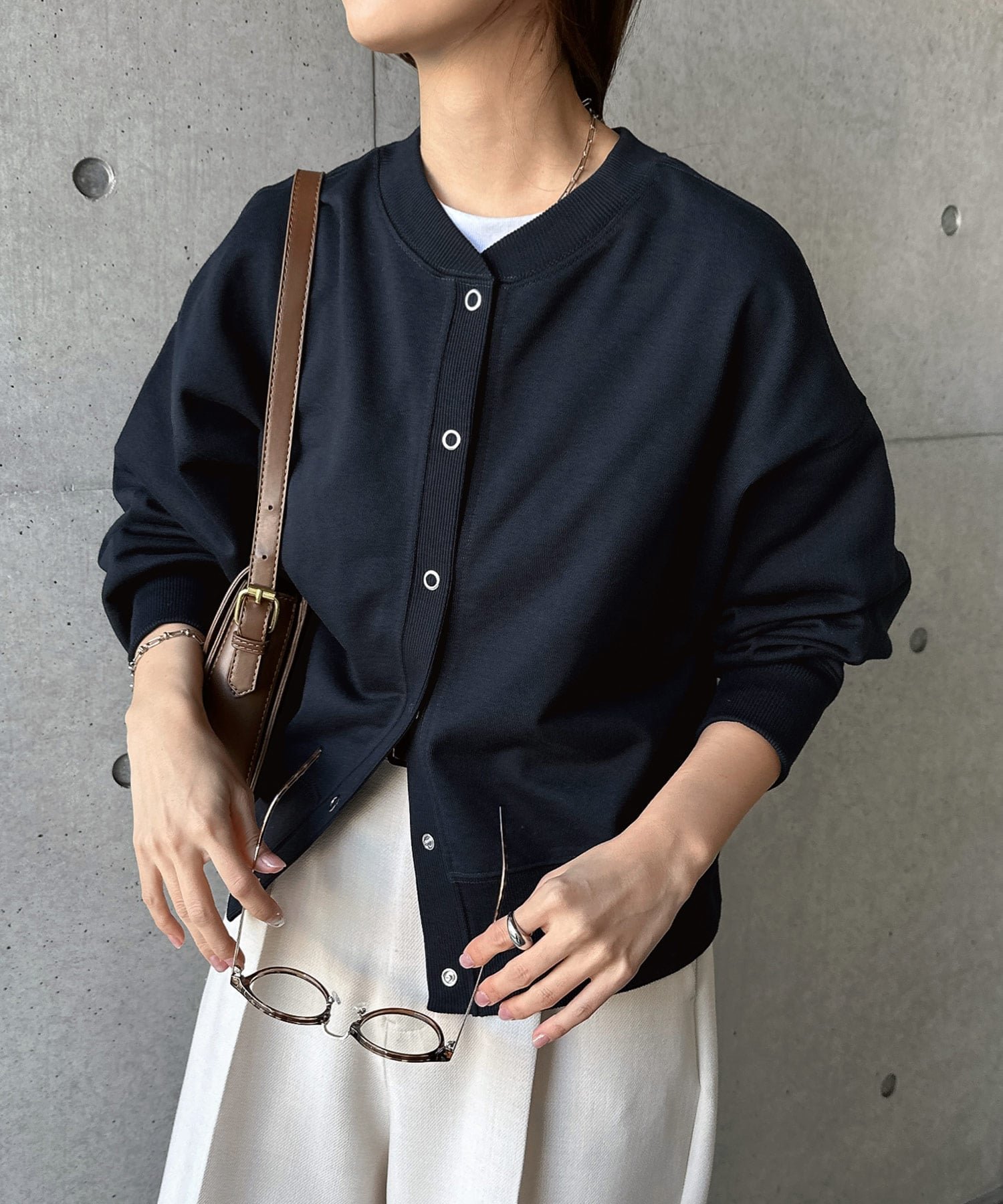 【アンドミー/andme】の前後2way 裏毛 スウェット トップス インテリア・キッズ・メンズ・レディースファッション・服の通販 founy(ファウニー) 　ファッション　Fashion　レディースファッション　Fashion for Women　トップス・カットソー　Cut & Sew Tops　レディースパーカー・カジュアルフーディー　Casual Hoodies & Sweatshirts　スウェット・クルーネックトップス　Sweatshirts & Crewnecks / Relaxed Fit Sweat Tops　コンパクト　Compact, Small Size　ショルダー　Shoulder, Shoulder Strap　シンプル　Simple, Minimal　スウェット / スエット　Sweatshirt, Sweatwear　ドロップ　Drop Shoulder, Dropped Style　フロント　Front, Front Design　リラックス　Relax, Relaxed Fit　ネイビー|ID: prp329100004986557 ipo3291000000037351504