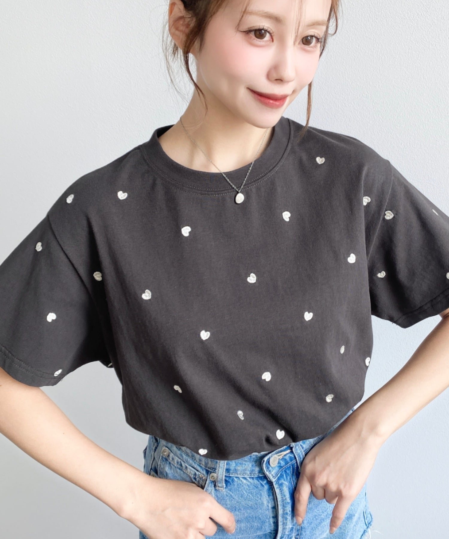 【モーメントプラス/moment+ / MEN】のハート刺繍半袖Tシャツ インテリア・キッズ・メンズ・レディースファッション・服の通販 founy(ファウニー) 　ファッション　Fashion　メンズファッション　Fashion for Men　カットソー　Cut and Sewn Top　ガーリー　Girly, Feminine Style　シアー　Sheer, See-Through　シューズ　Shoes, Footwear　デニム　Denim, Jeans Material　トレンド　Trend, Trending Now　ドット　Polka Dot, Dot Pattern　定番　Standard, Basic Item　バレエ　Ballet, Ballet Style　フェミニン　Feminine, Girly　フリル　Frill, Ruffle　フレンチ　French, French Style　ベーシック　Basic, Essential　半袖　Short Sleeve, Half Sleeve　レース　Lace, Lace Fabric　再入荷　Restock / Back in Stock　プチプライス・低価格　Affordable / Budget Price　おすすめ　Recommended / Our Picks　チャコールグレー|ID: prp329100004986578 ipo3291000000037351677