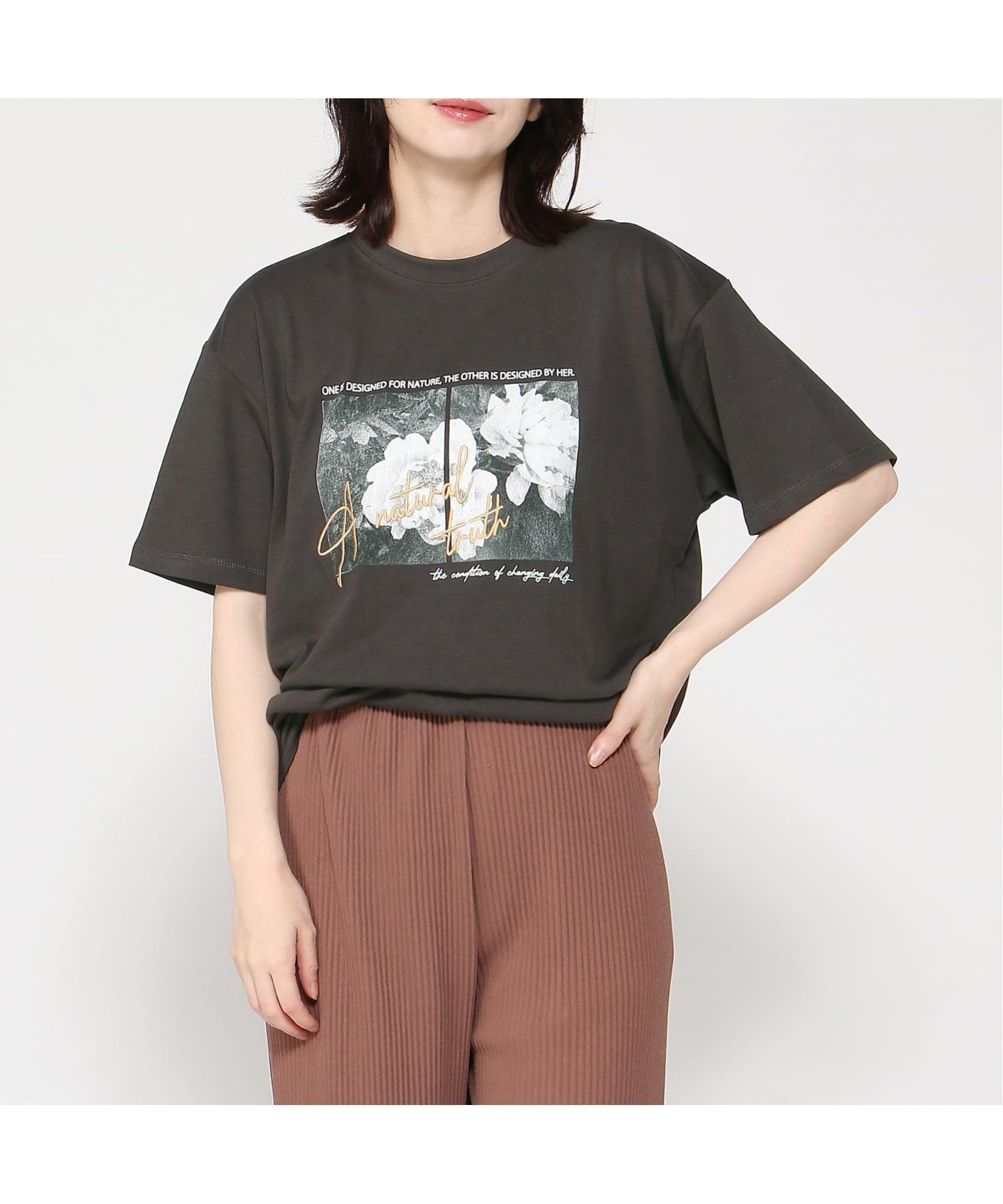 【インタープラネット/INTERPLANET】のフォトプリント 刺繍ロゴTシャツ インテリア・キッズ・メンズ・レディースファッション・服の通販 founy(ファウニー) 　ファッション　Fashion　レディースファッション　Fashion for Women　トップス・カットソー　Cut & Sew Tops　シャツ・ブラウス・オフィスカジュアル　Elegant Blouses & Button-Ups　ロングTシャツ・Tシャツ　Longline T-Shirts & Tees　ショルダー　Shoulder, Shoulder Strap　シンプル　Simple, Minimal　ドロップ　Drop Shoulder, Dropped Style　プリント　Print, Printed Pattern　ベーシック　Basic, Essential　ボトム　Bottoms, Lower Wear　リラックス　Relax, Relaxed Fit　チャコールグレー|ID: prp329100004986594 ipo3291000000037351776