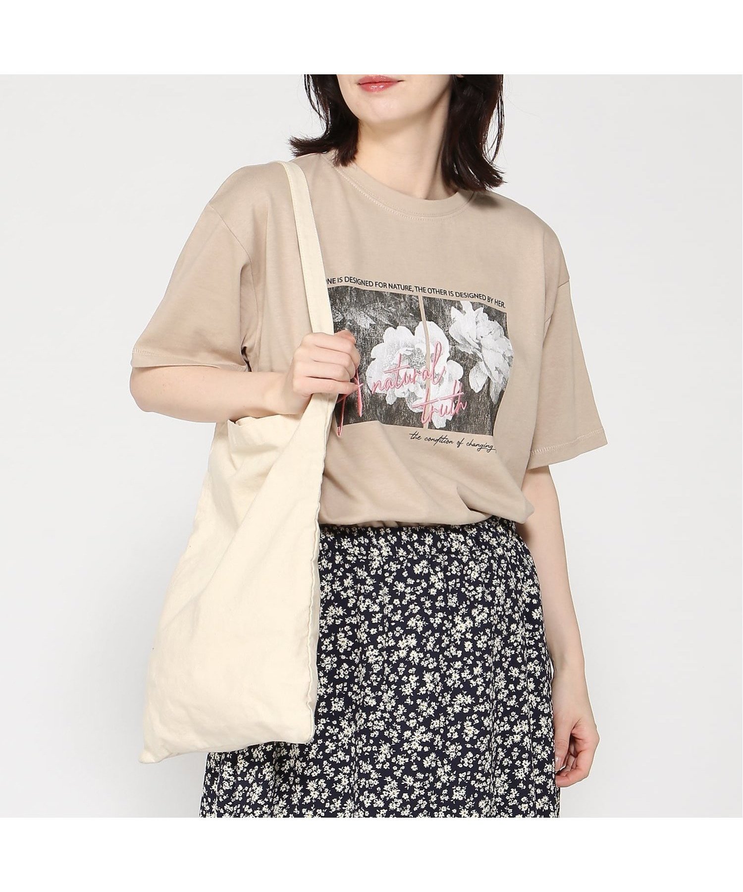 【インタープラネット/INTERPLANET】のフォトプリント 刺繍ロゴTシャツ インテリア・キッズ・メンズ・レディースファッション・服の通販 founy(ファウニー) 　ファッション　Fashion　レディースファッション　Fashion for Women　トップス・カットソー　Cut & Sew Tops　シャツ・ブラウス・オフィスカジュアル　Elegant Blouses & Button-Ups　ロングTシャツ・Tシャツ　Longline T-Shirts & Tees　ショルダー　Shoulder, Shoulder Strap　シンプル　Simple, Minimal　ドロップ　Drop Shoulder, Dropped Style　プリント　Print, Printed Pattern　ベーシック　Basic, Essential　ボトム　Bottoms, Lower Wear　リラックス　Relax, Relaxed Fit　ライトベージュ|ID: prp329100004986594 ipo3291000000037351777