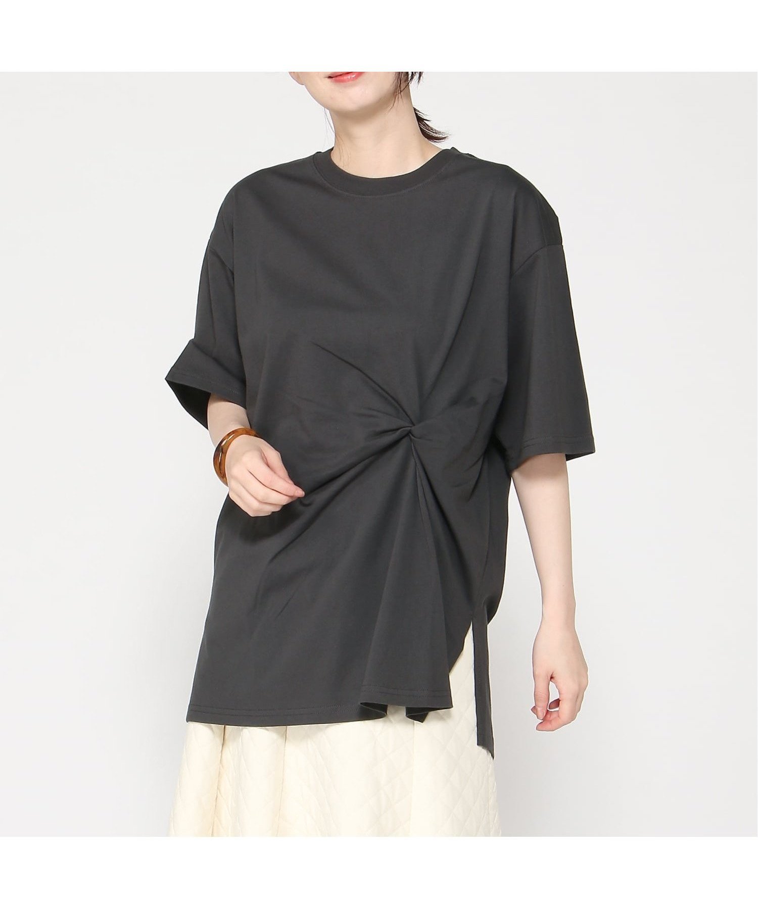【ジーンズメイト/JEANS MATE】のC-FORT POINT/フロント ねじり BIG Tシャツ レディース シンプルゆったり ルーズ 体型カバー 綿100% インテリア・キッズ・メンズ・レディースファッション・服の通販 founy(ファウニー) 　ファッション　Fashion　レディースファッション　Fashion for Women　トップス・カットソー　Cut & Sew Tops　シャツ・ブラウス・オフィスカジュアル　Elegant Blouses & Button-Ups　ロングTシャツ・Tシャツ　Longline T-Shirts & Tees　カーゴパンツ　Cargo Pants, Utility Pants　カーディガン　Cardigan, Knitwear　キャップ　Cap, Baseball Cap　キャラクター　Character, Licensed Characters　シンプル　Simple, Minimal　ジャケット　Jacket, Outerwear　スウェット / スエット　Sweatshirt, Sweatwear　ストライプ　Stripe, Striped Pattern　スニーカー　Sneakers, Trainers　スポーツ　Sports, Activewear　スラックス　Slacks, Dress Pants　セットアップ　Set-Up, Coordinated Outfit　センター　Center, Center Line　デニム　Denim, Jeans Material　定番　Standard, Basic Item　人気　Popular, Best Seller　パーカー　Hoodie, Parka　フレア　Flare, Flared　フロント　Front, Front Design　ブルゾン　Blouson, Bomber Jacket　ベーシック　Basic, Essential　ミリタリー　Military, Army Style　リュック　Backpack, Rucksack　ルーズ　Loose, Oversized　ロング　Long, Long-Length　チャコールグレー|ID: prp329100004986598 ipo3291000000037351798