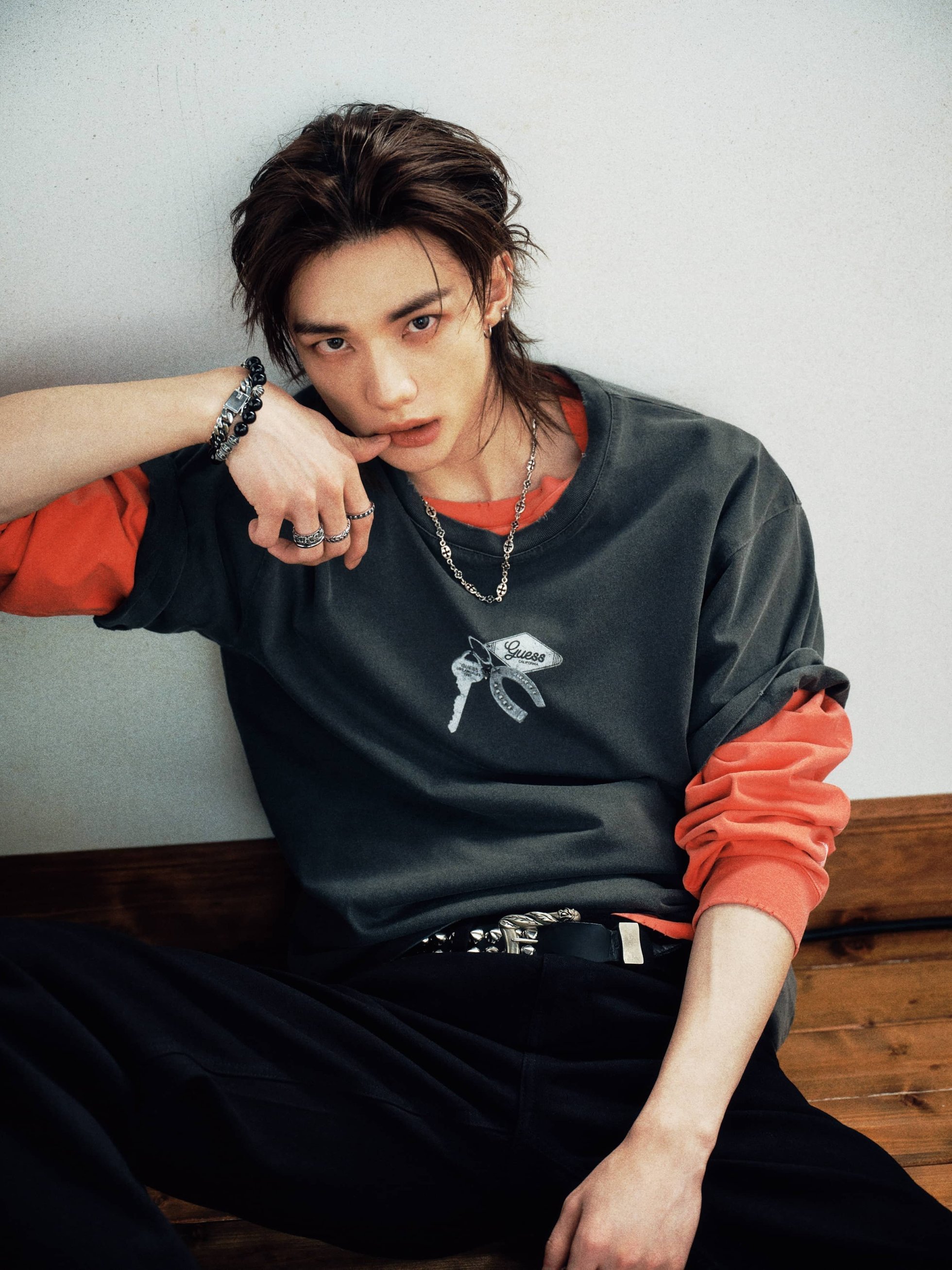 【ゲス/GUESS】のGUESS/UNI S/Slv Tee Shirt インテリア・キッズ・メンズ・レディースファッション・服の通販 founy(ファウニー) 　ファッション　Fashion　レディースファッション　Fashion for Women　トップス・カットソー　Cut & Sew Tops　シャツ・ブラウス・オフィスカジュアル　Elegant Blouses & Button-Ups　グラフィック　Graphic, Graphic Design　ショート　Short, Short Length　スリーブ　Sleeve, Long Sleeve / Short Sleeve　フィット　Fit, Slim Fit　チャコールグレー|ID: prp329100004986600 ipo3291000000037351807