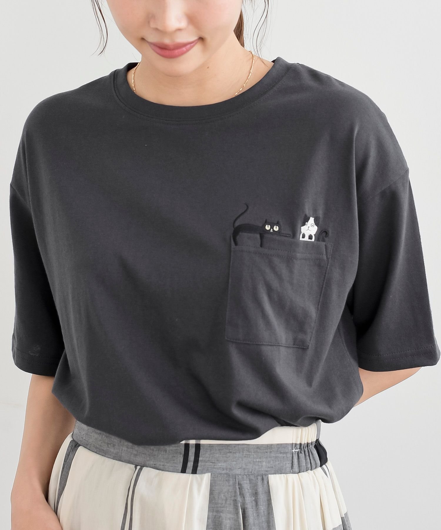 【アールピーエス/rps】のペアーキャット刺繍ポケットT インテリア・キッズ・メンズ・レディースファッション・服の通販 founy(ファウニー) ファッション Fashion レディースファッション Fashion for Women カットソー Cut and Sewn Top ショルダー Shoulder, Shoulder Strap スリット Slit, Slit Detail ドロップ Drop Shoulder, Dropped Style ポケット Pocket, Pocket Detail ワンポイント One Point, Statement Accent 猫 Cat, Kitty チャコールグレー|ID: prp329100004986605 ipo3291000000037351834