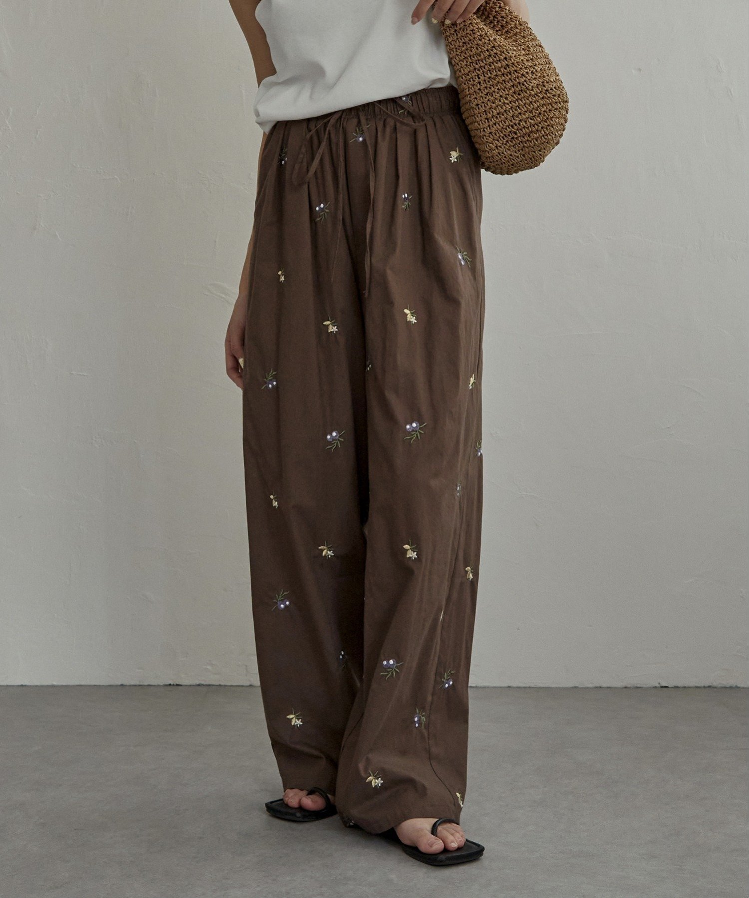 【ノッチ/notch】の花柄刺繍イージーパンツ インテリア・キッズ・メンズ・レディースファッション・服の通販 founy(ファウニー) 　ファッション　Fashion　レディースファッション　Fashion for Women　パンツ　Pants & Trousers　おすすめ　Recommended / Our Picks　キャミソール　Camisole, Spaghetti Strap Top　サテン　Satin, Glossy Fabric　シンプル　Simple, Minimal　タンク　Tank Top, Sleeveless Top　トレンド　Trend, Trending Now　リラックス　Relax, Relaxed Fit　ワイド　Wide, Wide Fit　今季　This Season, Current Season　ブラウン|ID: prp329100004986668 ipo3291000000037352861