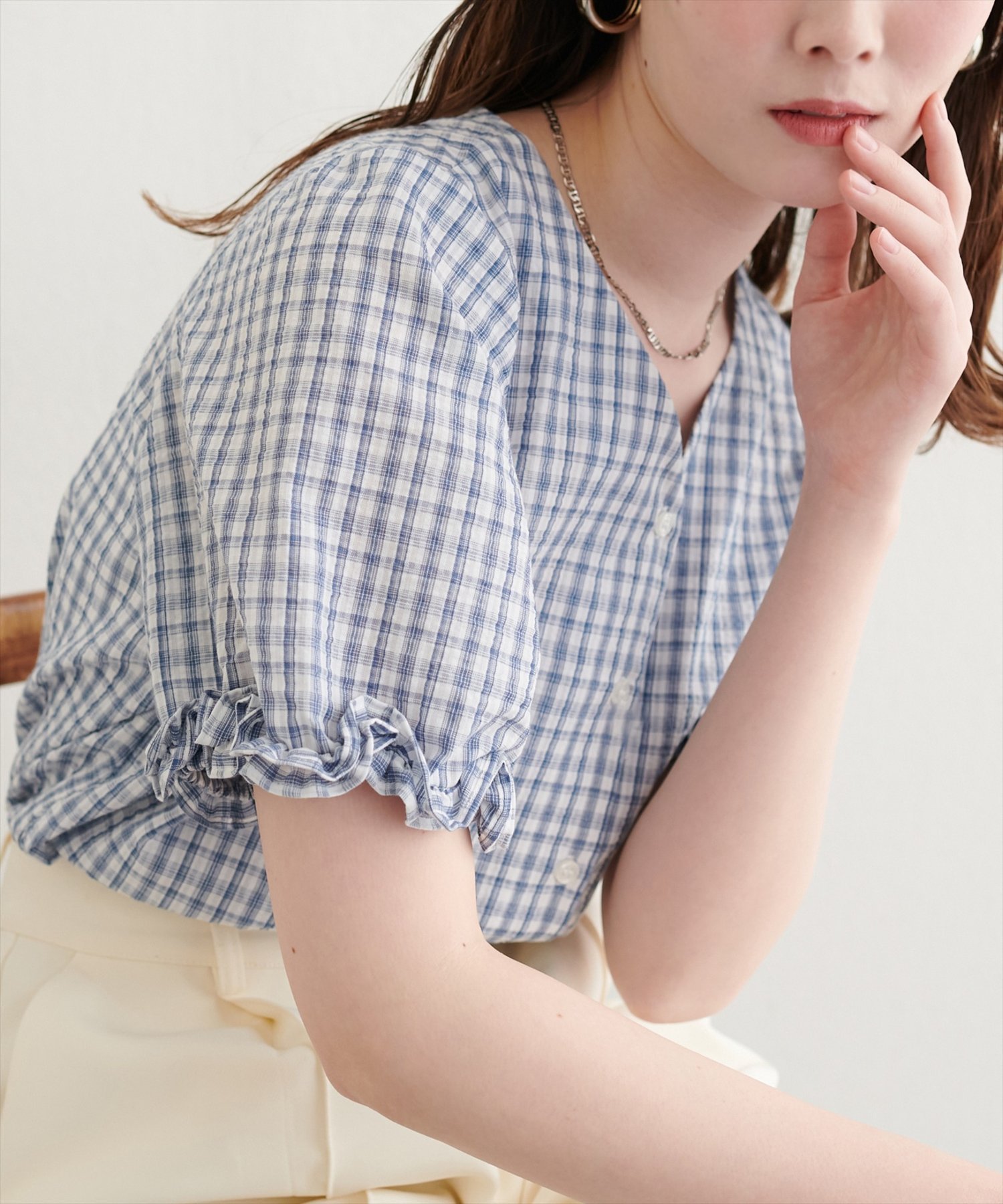 【ナチュラルクチュール/natural couture】の袖口フリルVネックブラウス 大人の最旬トレンドファッション＆コーディネート founy(ファウニー) 　ファッション　Fashion　レディースファッション　Fashion for Women　トップス・カットソー　Cut & Sew Tops　シャツ・ブラウス・オフィスカジュアル　Elegant Blouses & Button-Ups　Vネックトップス　V-Neck Tops / V-Cut Neckline Shirts　アクセサリー　Fashion Accessories　シンプル　Simple, Minimal　チェック　Check, Plaid, Tartan　デコルテ　Décolleté, Neckline　デニム　Denim, Jeans Material　ネックレス　Necklace, Pendant Necklace　ビーチ　Beach, Seaside　フリル　Frill, Ruffle　フレア　Flare, Flared　再入荷　Restock / Back in Stock　おすすめ　Recommended / Our Picks　夏　Summer　エレガント 上品　Elegant　2026年　2026　2026春夏・S/S　Spring/Summer 2026 SS26　 other-1|ID: prp329100004986670 ipo3291000000037352878