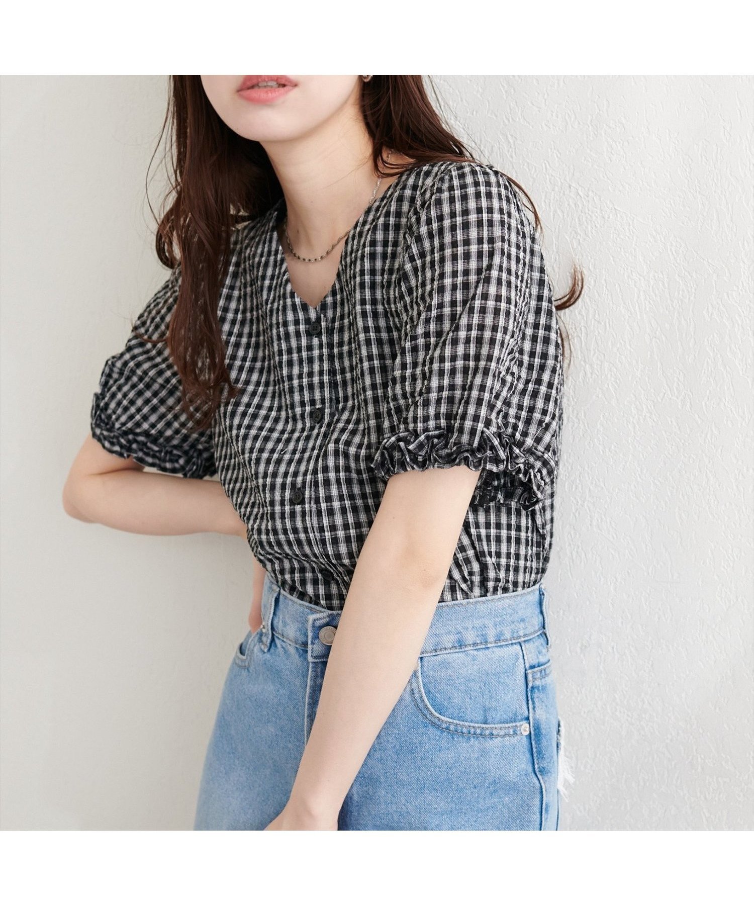 【ナチュラルクチュール/natural couture】の袖口フリルVネックブラウス インテリア・キッズ・メンズ・レディースファッション・服の通販 founy(ファウニー) 　ファッション　Fashion　レディースファッション　Fashion for Women　トップス・カットソー　Cut & Sew Tops　シャツ・ブラウス・オフィスカジュアル　Elegant Blouses & Button-Ups　Vネックトップス　V-Neck Tops / V-Cut Neckline Shirts　アクセサリー　Fashion Accessories　シンプル　Simple, Minimal　チェック　Check, Plaid, Tartan　デコルテ　Décolleté, Neckline　デニム　Denim, Jeans Material　ネックレス　Necklace, Pendant Necklace　ビーチ　Beach, Seaside　フリル　Frill, Ruffle　フレア　Flare, Flared　再入荷　Restock / Back in Stock　おすすめ　Recommended / Our Picks　夏　Summer　エレガント 上品　Elegant　2026年　2026　2026春夏・S/S　Spring/Summer 2026 SS26　ブラック|ID: prp329100004986670 ipo3291000000037352880