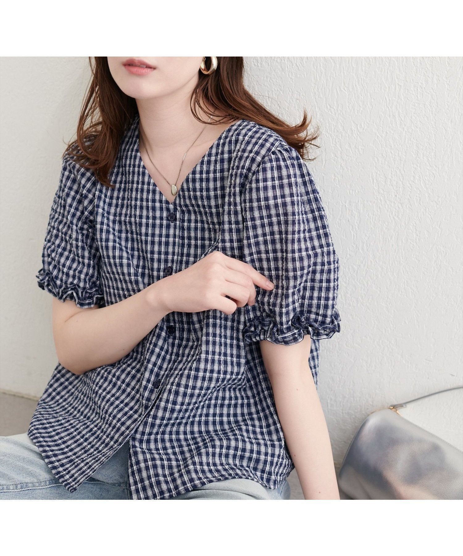 【ナチュラルクチュール/natural couture】の袖口フリルVネックブラウス インテリア・キッズ・メンズ・レディースファッション・服の通販 founy(ファウニー) 　ファッション　Fashion　レディースファッション　Fashion for Women　トップス・カットソー　Cut & Sew Tops　シャツ・ブラウス・オフィスカジュアル　Elegant Blouses & Button-Ups　Vネックトップス　V-Neck Tops / V-Cut Neckline Shirts　アクセサリー　Fashion Accessories　シンプル　Simple, Minimal　チェック　Check, Plaid, Tartan　デコルテ　Décolleté, Neckline　デニム　Denim, Jeans Material　ネックレス　Necklace, Pendant Necklace　ビーチ　Beach, Seaside　フリル　Frill, Ruffle　フレア　Flare, Flared　再入荷　Restock / Back in Stock　おすすめ　Recommended / Our Picks　夏　Summer　エレガント 上品　Elegant　2026年　2026　2026春夏・S/S　Spring/Summer 2026 SS26　ネイビー|ID: prp329100004986670 ipo3291000000037352881