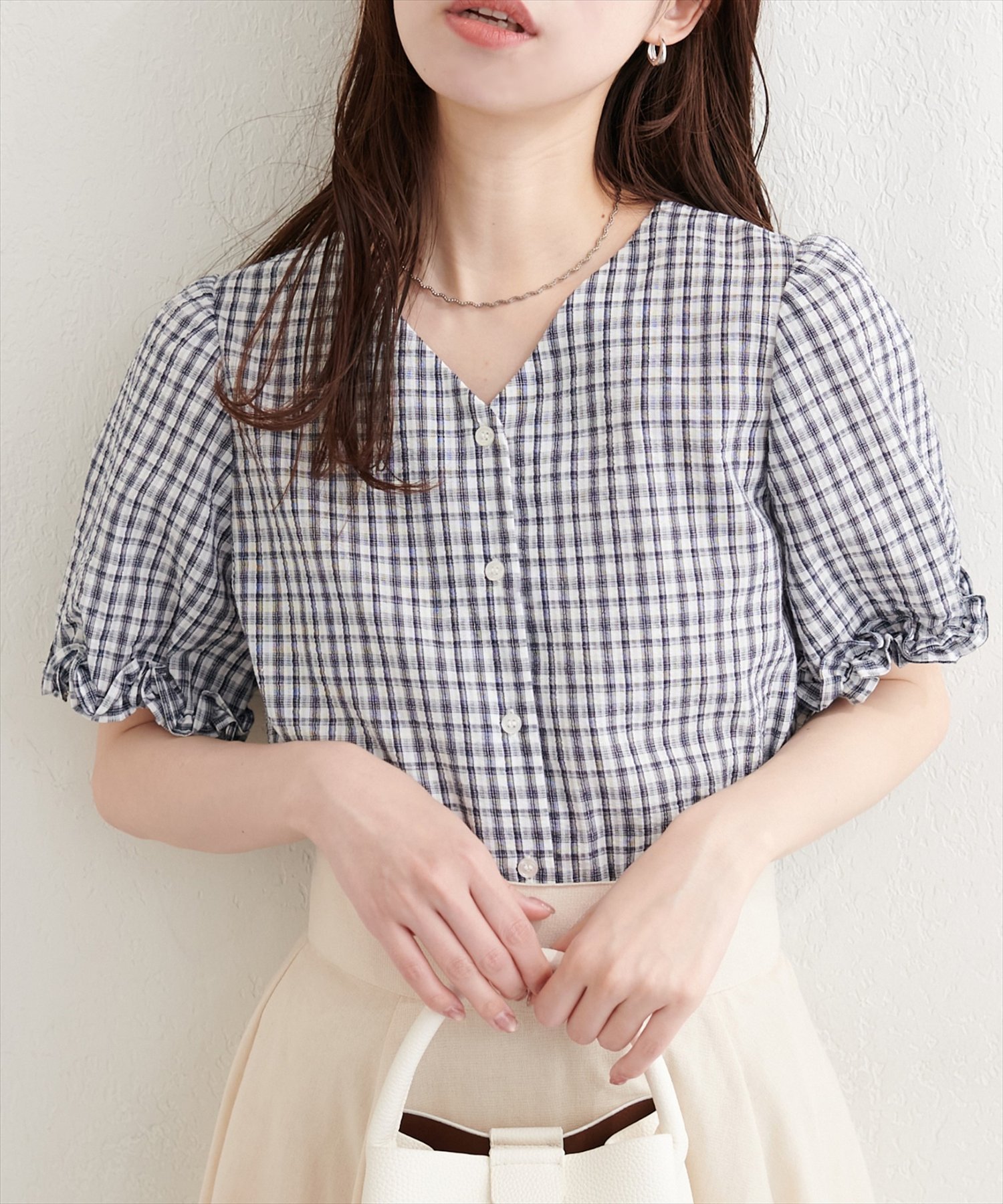 【ナチュラルクチュール/natural couture】の袖口フリルVネックブラウス インテリア・キッズ・メンズ・レディースファッション・服の通販 founy(ファウニー) 　ファッション　Fashion　レディースファッション　Fashion for Women　トップス・カットソー　Cut & Sew Tops　シャツ・ブラウス・オフィスカジュアル　Elegant Blouses & Button-Ups　Vネックトップス　V-Neck Tops / V-Cut Neckline Shirts　アクセサリー　Fashion Accessories　シンプル　Simple, Minimal　チェック　Check, Plaid, Tartan　デコルテ　Décolleté, Neckline　デニム　Denim, Jeans Material　ネックレス　Necklace, Pendant Necklace　ビーチ　Beach, Seaside　フリル　Frill, Ruffle　フレア　Flare, Flared　再入荷　Restock / Back in Stock　おすすめ　Recommended / Our Picks　夏　Summer　エレガント 上品　Elegant　2026年　2026　2026春夏・S/S　Spring/Summer 2026 SS26　ブルー系その他|ID: prp329100004986670 ipo3291000000037352882