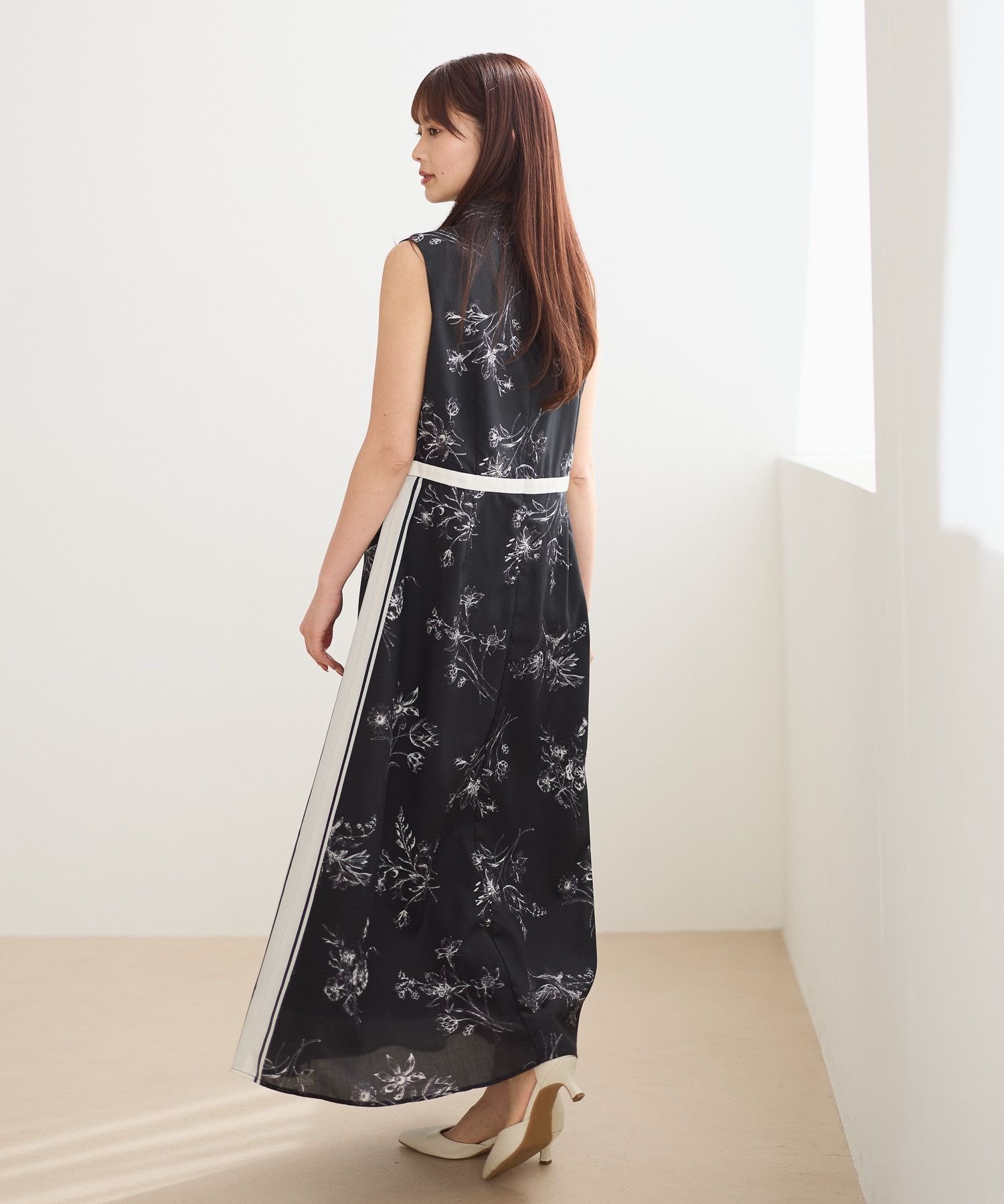 【アンデミュウ/Andemiu】のパネルスカーフ柄ワンピース インテリア・キッズ・メンズ・レディースファッション・服の通販 founy(ファウニー) 　ファッション　Fashion　レディースファッション　Fashion for Women　ワンピース　Dresses　カーディガン　Cardigan, Knitwear　ジャケット　Jacket, Outerwear　スカーフ　Scarf, Neckwear　スタンド　Stand Collar, Upright Stand　ノースリーブ　Sleeveless, No-Sleeve　バランス　Balance, Style Balance　エレガント 上品　Elegant　今季　This Season, Current Season　ブラック|ID: prp329100004986803 ipo3291000000037354411