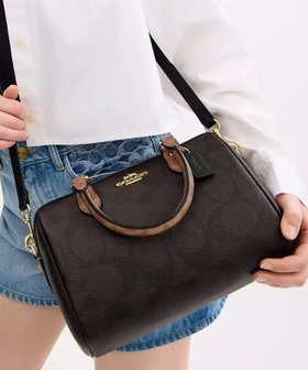 【コーチ/COACH】の【公式】ローアン サッチェル バッグ・ブロックド シグネチャー キャンバス 大人の最旬トレンドファッション＆コーディネート founy(ファウニー) ファッション Fashion レディースファッション Fashion for Women キャンバス Canvas, Canvas Fabric シューズ Shoes, Footwear ジップ Zip, Zipper ブロック Block, Solid Block Pattern ポケット Pocket, Pocket Detail ラップ Wrap, Wrap Design 財布 Wallet, Purse |ID:prp329100004986886