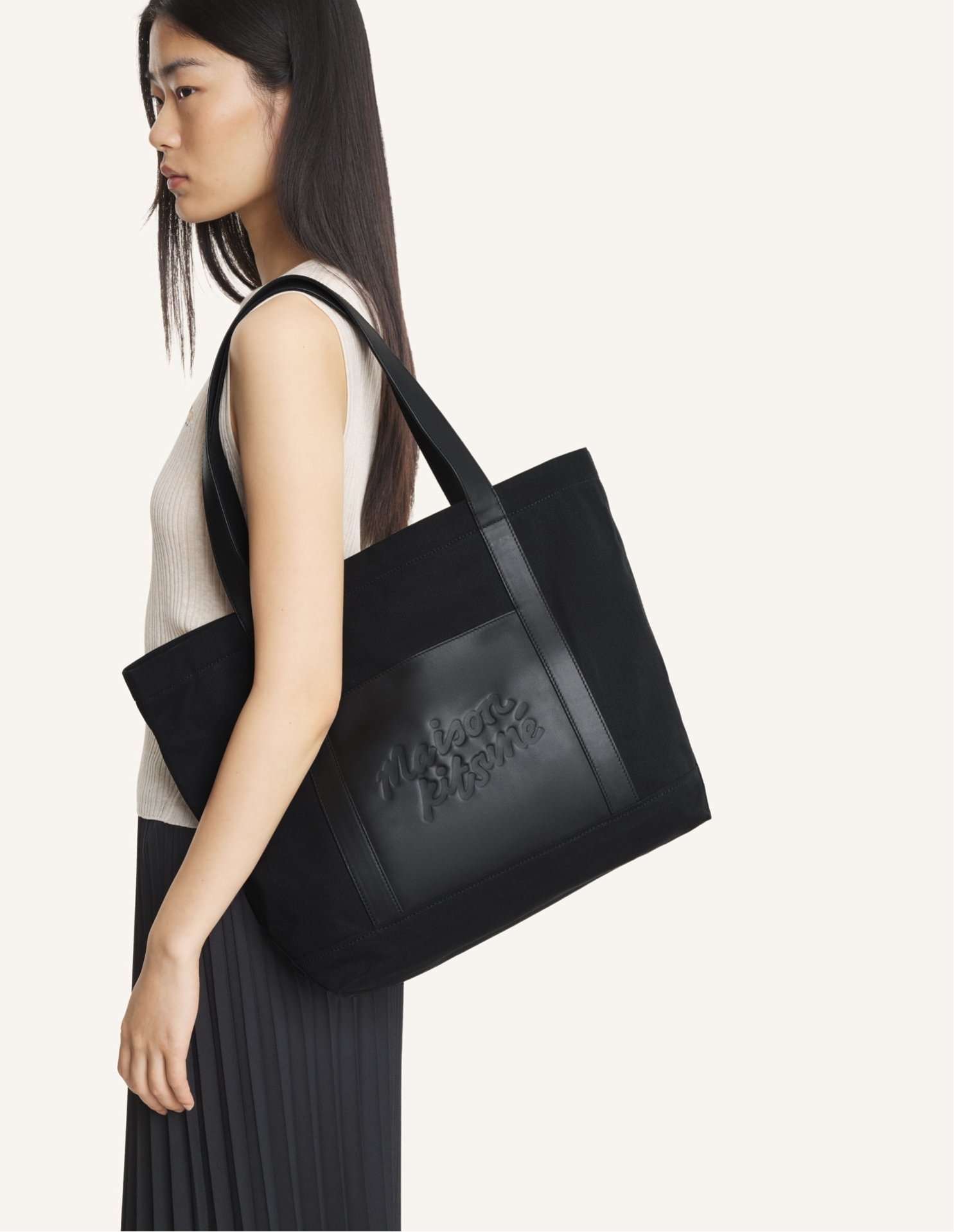 【メゾン キツネ/MAISON KITSUNE】のCANVAS AND LEATHER LARGE TOTE インテリア・キッズ・メンズ・レディースファッション・服の通販 founy(ファウニー) 　ファッション　Fashion　レディースファッション　Fashion for Women　バッグ　Bags　春　Spring　キャンバス　Canvas, Canvas Fabric　コレクション　Collection, Seasonal Line　パッチ　Patch, Appliqué　フォックス　Fox, Fox Fur　フラット　Flat, Flat Shoes　フロント　Front, Front Design　ポケット　Pocket, Pocket Detail　ライニング　Inner Lining, Inner Fabric, Lined　S/S・春夏　SS, Spring/Summer, Warm Season　夏　Summer　旅行　Travel　BLACK|ID: prp329100004986906 ipo3291000000037357326