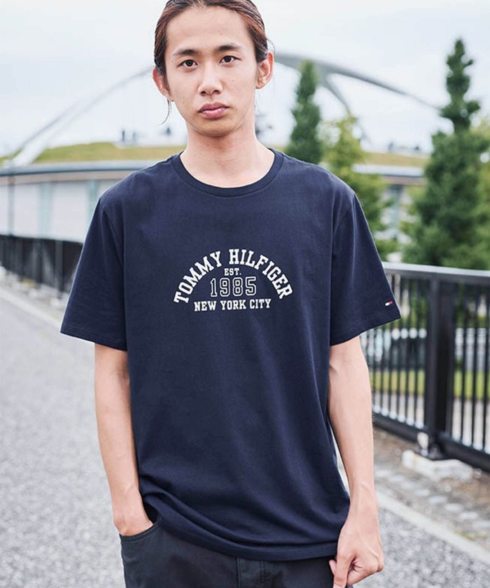 【トミーヒルフィガー/TOMMY HILFIGER】の【オンライン限定】【ユニセックス】トミーヒルフィガー アーチロゴTシャツ インテリア・キッズ・メンズ・レディースファッション・服の通販 founy(ファウニー) https://founy.com/ ファッション Fashion レディースファッション Fashion for Women トップス・カットソー Cut & Sew Tops シャツ・ブラウス・オフィスカジュアル Elegant Blouses & Button-Ups ロングTシャツ・Tシャツ Longline T-Shirts & Tees アメリカン American Style インナー Innerwear クラシック Classic, Timeless Style ゴルフ Golf シンプル Simple, Minimal デニム Denim, Jeans Material プリント Print, Printed Pattern モダン Modern, Contemporary ワンポイント One Point, Statement Accent 人気 Popular, Best Seller |ID: prp329100004987026 ipo3291000000037358385