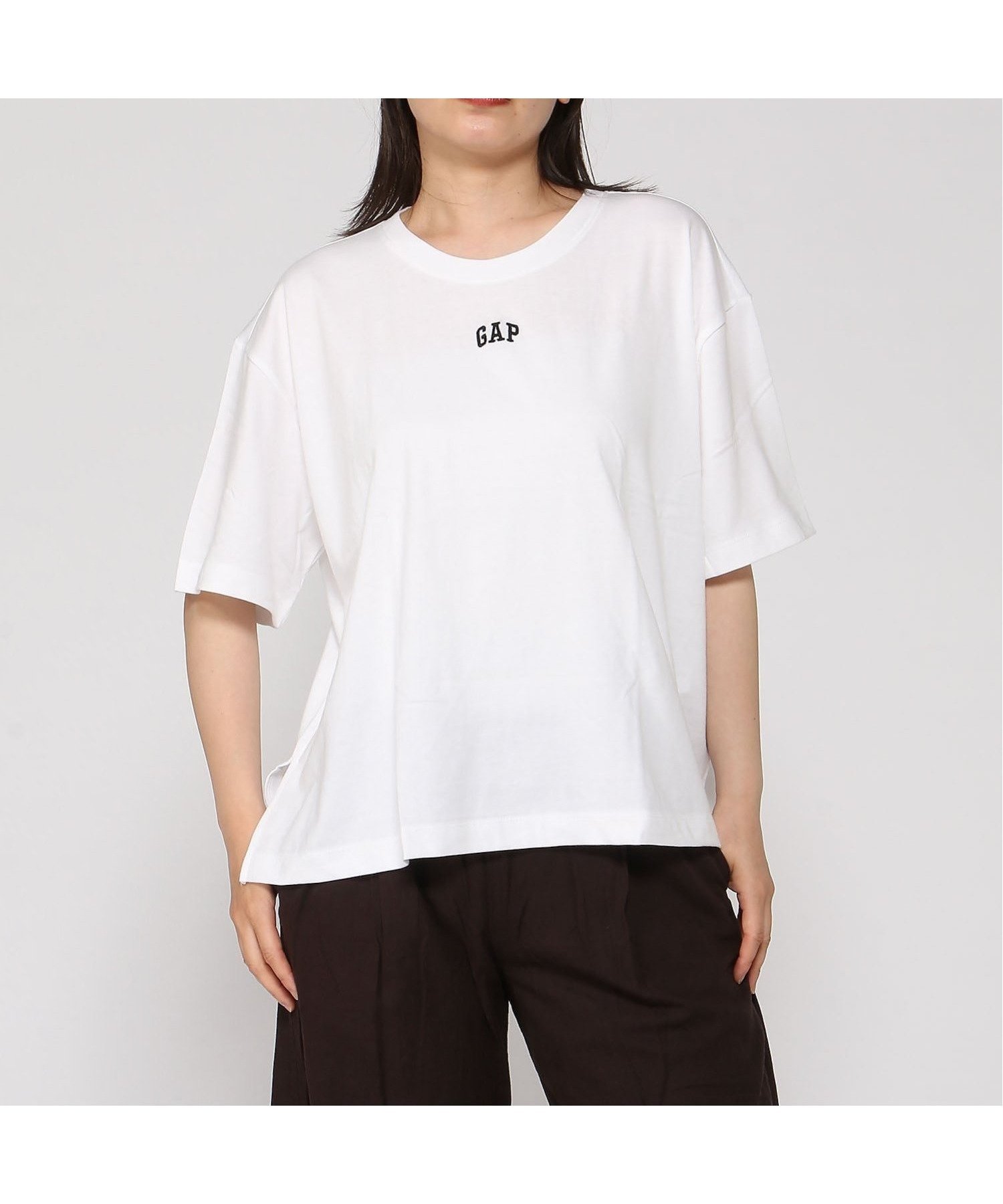 【ギャップ/GAP】のオーバーサイズ GAPロゴ チューニックTシャツ インテリア・キッズ・メンズ・レディースファッション・服の通販 founy(ファウニー) 　ファッション　Fashion　レディースファッション　Fashion for Women　トップス・カットソー　Cut & Sew Tops　シャツ・ブラウス・オフィスカジュアル　Elegant Blouses & Button-Ups　ロングTシャツ・Tシャツ　Longline T-Shirts & Tees　ショルダー　Shoulder, Shoulder Strap　スリット　Slit, Slit Detail　ドロップ　Drop Shoulder, Dropped Style　フロント　Front, Front Design　半袖　Short Sleeve, Half Sleeve　FRESH_WHITE|ID: prp329100004987078 ipo3291000000037358913