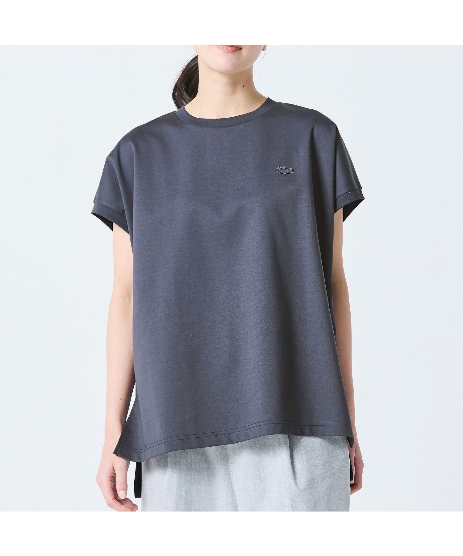 【ラコステ/LACOSTE】の【オンライン限定】LACOSTE オーバーサイズ フレンチスリーブ サイドスリット クルーネックTシャツ インテリア・キッズ・メンズ・レディースファッション・服の通販 founy(ファウニー) 　ファッション　Fashion　レディースファッション　Fashion for Women　トップス・カットソー　Cut & Sew Tops　シャツ・ブラウス・オフィスカジュアル　Elegant Blouses & Button-Ups　ロングTシャツ・Tシャツ　Longline T-Shirts & Tees　おすすめ　Recommended / Our Picks　スリット　Slit, Slit Detail　スリーブ　Sleeve, Long Sleeve / Short Sleeve　トレンド　Trend, Trending Now　フレンチ　French, French Style　ヘムライン　Hemline, Bottom Cut　エレガント 上品　Elegant　ダークアッシュ|ID: prp329100004987080 ipo3291000000037358933