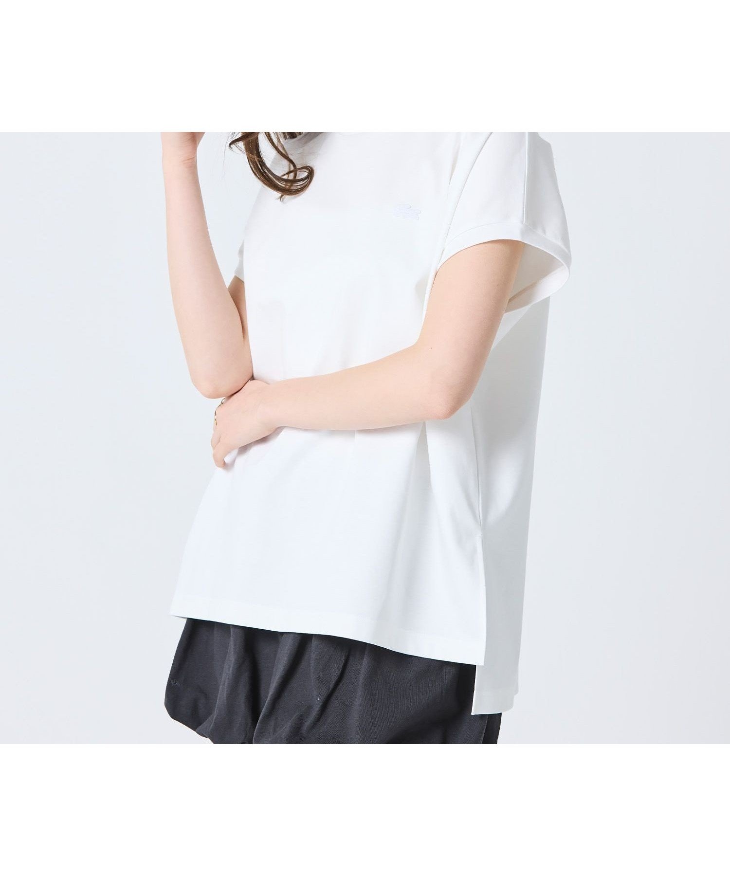【ラコステ/LACOSTE】の【オンライン限定】LACOSTE オーバーサイズ フレンチスリーブ サイドスリット クルーネックTシャツ インテリア・キッズ・メンズ・レディースファッション・服の通販 founy(ファウニー) 　ファッション　Fashion　レディースファッション　Fashion for Women　トップス・カットソー　Cut & Sew Tops　シャツ・ブラウス・オフィスカジュアル　Elegant Blouses & Button-Ups　ロングTシャツ・Tシャツ　Longline T-Shirts & Tees　おすすめ　Recommended / Our Picks　スリット　Slit, Slit Detail　スリーブ　Sleeve, Long Sleeve / Short Sleeve　トレンド　Trend, Trending Now　フレンチ　French, French Style　ヘムライン　Hemline, Bottom Cut　エレガント 上品　Elegant　オフホワイト|ID: prp329100004987080 ipo3291000000037358935