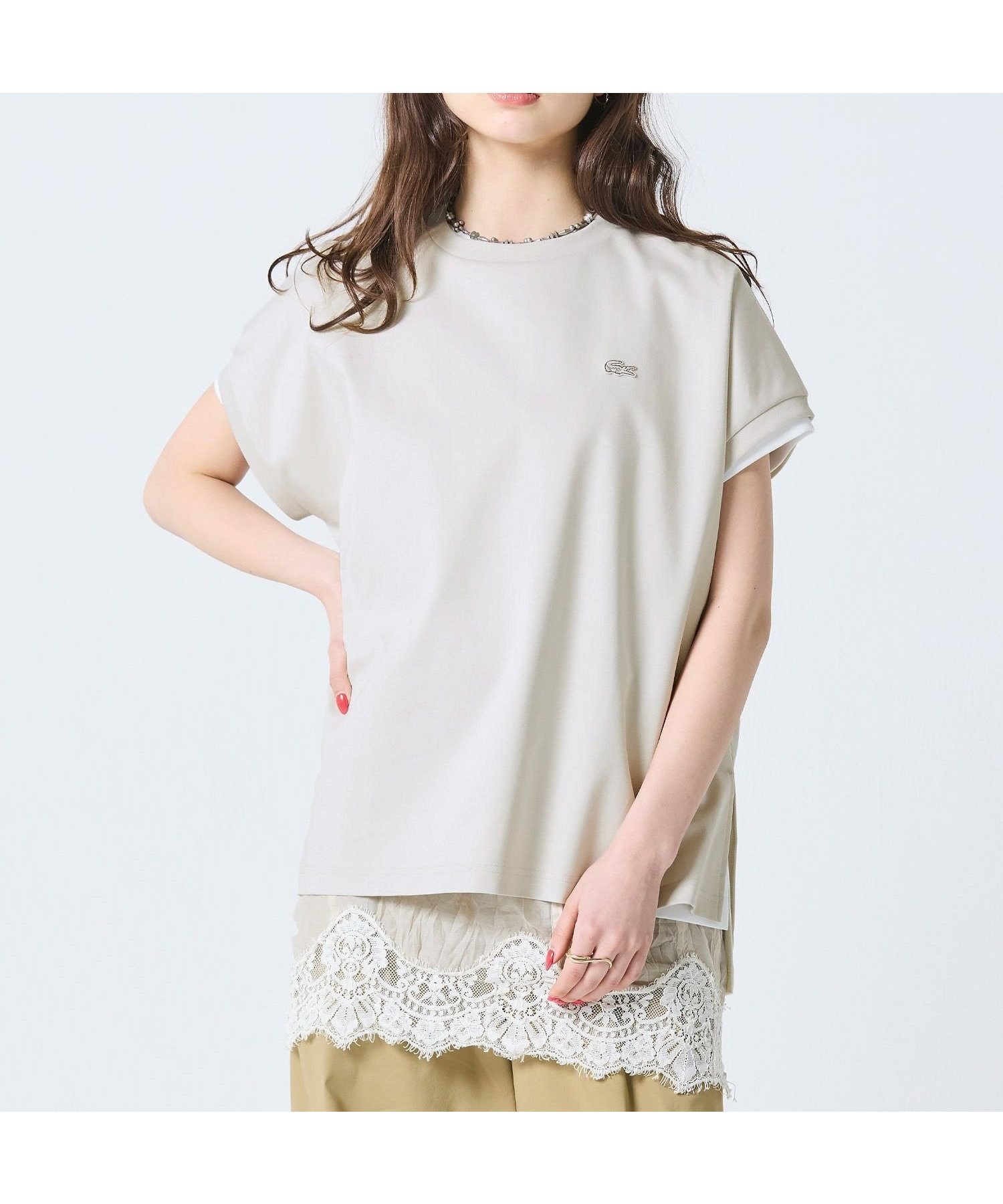 【ラコステ/LACOSTE】の【オンライン限定】LACOSTE オーバーサイズ フレンチスリーブ サイドスリット クルーネックTシャツ インテリア・キッズ・メンズ・レディースファッション・服の通販 founy(ファウニー) 　ファッション　Fashion　レディースファッション　Fashion for Women　トップス・カットソー　Cut & Sew Tops　シャツ・ブラウス・オフィスカジュアル　Elegant Blouses & Button-Ups　ロングTシャツ・Tシャツ　Longline T-Shirts & Tees　おすすめ　Recommended / Our Picks　スリット　Slit, Slit Detail　スリーブ　Sleeve, Long Sleeve / Short Sleeve　トレンド　Trend, Trending Now　フレンチ　French, French Style　ヘムライン　Hemline, Bottom Cut　エレガント 上品　Elegant　グレイッシュベージュ|ID: prp329100004987080 ipo3291000000037358936