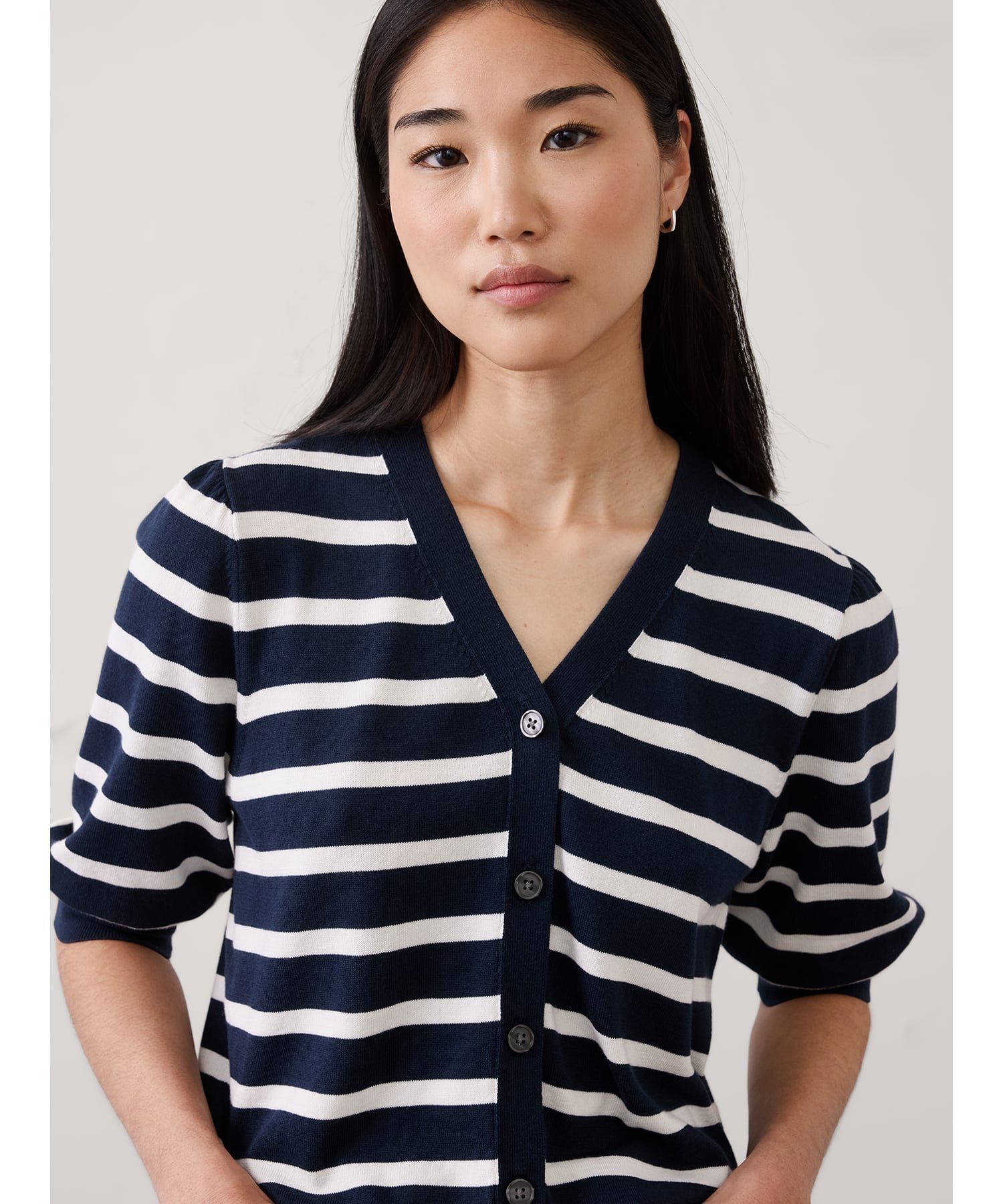 【バナナリパブリック ファクトリーストア/BANANA REPUBLIC FACTORY STORE】の日本限定 パフスリーブ Vネック カーディガン インテリア・キッズ・メンズ・レディースファッション・服の通販 founy(ファウニー) ファッション Fashion レディースファッション Fashion for Women トップス・カットソー Cut & Sew Tops カーディガン・羽織り Layered Style Cardigans Vネックトップス V-Neck Tops / V-Cut Neckline Shirts カーディガン Cardigan, Knitwear スマート Smart, Elegant スリーブ Sleeve, Long Sleeve / Short Sleeve ベーシック Basic, Essential NAVY_STRIPE|ID: prp329100004987088 ipo3291000000037358983