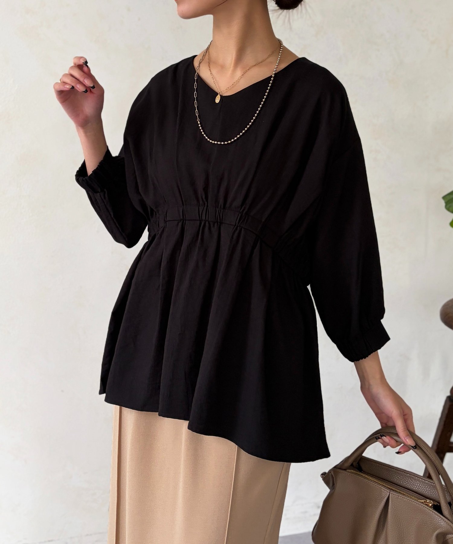 【シェトワ/Chez toi】のギャザーペプラムチュニック インテリア・キッズ・メンズ・レディースファッション・服の通販 founy(ファウニー) 　ファッション　Fashion　レディースファッション　Fashion for Women　トップス・カットソー　Cut & Sew Tops　ギャザー　Gathered, Ruffled　シャーリング　Shirring, Ruched　とろみ　Fluid, Flowy Fabric　チェック　Check, Plaid, Tartan　チュニック　Tunic, Long Top　テーパード　Tapered, Tapered Pants　デニム　Denim, Jeans Material　ペプラム　Peplum, Flared Hem　ボトム　Bottoms, Lower Wear　再入荷　Restock / Back in Stock　おすすめ　Recommended / Our Picks　ブラック|ID: prp329100004987113 ipo3291000000037359115