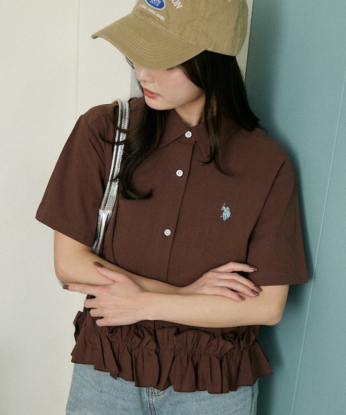 【フリークスストア/FREAK'S STORE】の別注 裾 フリル シャツ 限定展開 インテリア・キッズ・メンズ・レディースファッション・服の通販 founy(ファウニー) 　ファッション　Fashion　レディースファッション　Fashion for Women　トップス・カットソー　Cut & Sew Tops　シャツ・ブラウス・オフィスカジュアル　Elegant Blouses & Button-Ups　2026年　2026　2026春夏・S/S　Spring/Summer 2026 SS26　スペシャル　Special, Limited Edition　フリル　Frill, Ruffle　ベーシック　Basic, Essential　ロング　Long, Long-Length　ワンポイント　One Point, Statement Accent　別注　Limited Edition, Custom Order　夏　Summer　S/S・春夏　SS, Spring/Summer, Warm Season　ブラウン|ID: prp329100004987148 ipo3291000000037359436