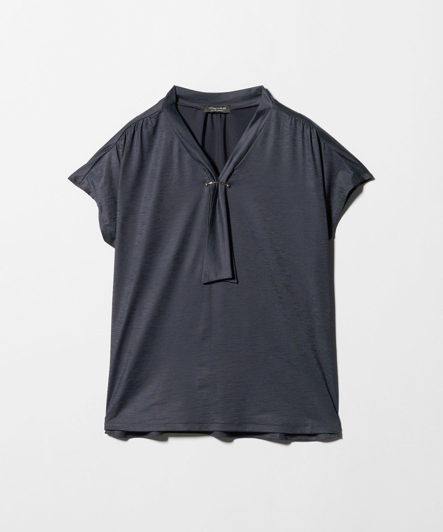 【ユナイテッドアローズ/UNITED ARROWS】のシャイニー ブラウスライクカットソー A DAY IN THE LIFE インテリア・キッズ・メンズ・レディースファッション・服の通販 founy(ファウニー) 　ファッション　Fashion　レディースファッション　Fashion for Women　トップス・カットソー　Cut & Sew Tops　シャツ・ブラウス・オフィスカジュアル　Elegant Blouses & Button-Ups　カットソー・ベーシックTシャツ　Cut-and-Sewn Tops / Stretch Tees & Basics　インナー　Innerwear　カットソー　Cut and Sewn Top　シャイニー　Shiny, Glossy Finish　ジャケット　Jacket, Outerwear　トレンド　Trend, Trending Now　バランス　Balance, Style Balance　アウトレット　Outlet / Clearance　おすすめ　Recommended / Our Picks　エレガント 上品　Elegant　ビジネス 仕事 通勤　Business / Work / Commuting　DK.GRAY|ID: prp329100004987164 ipo3291000000037359543