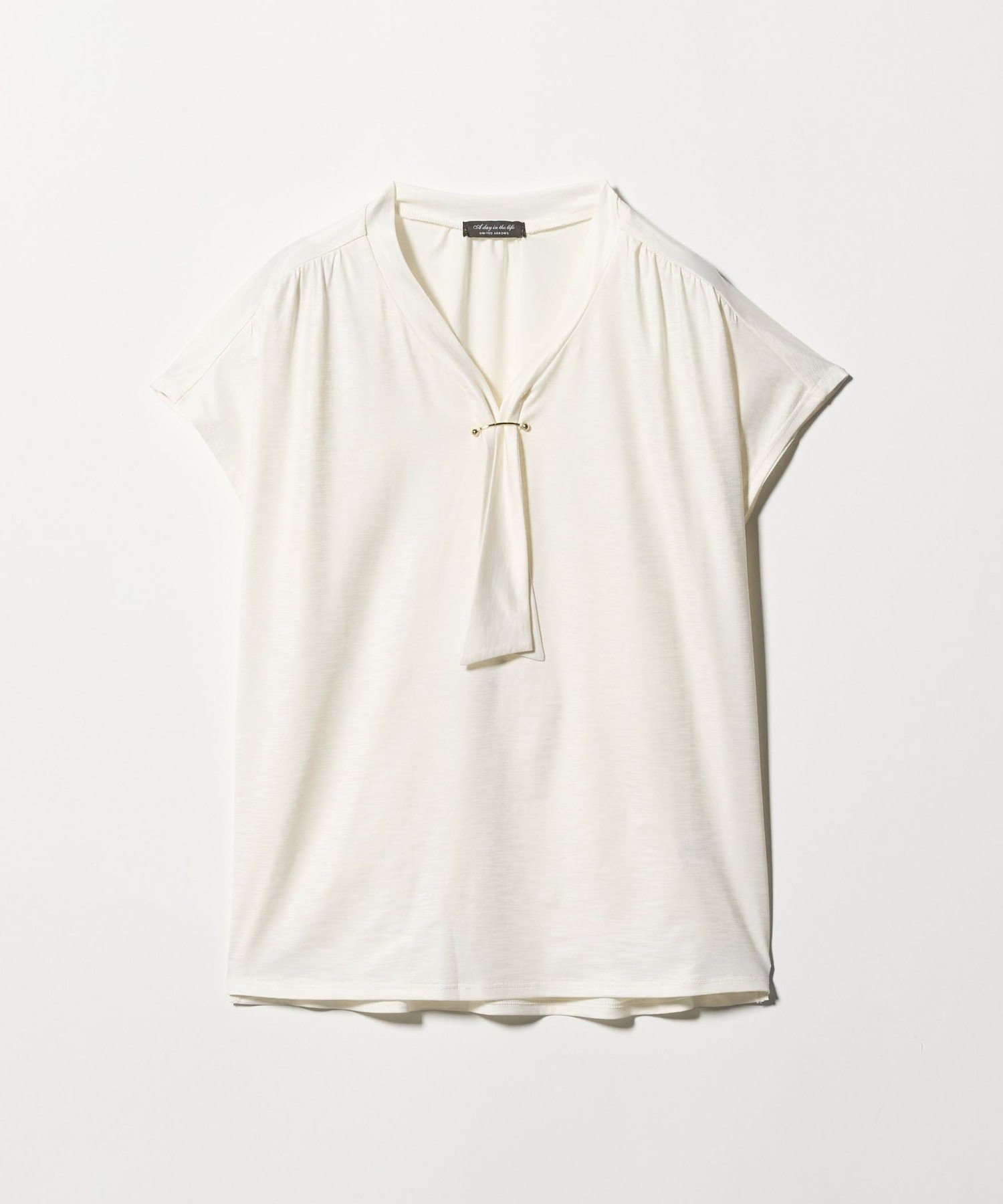 【ユナイテッドアローズ/UNITED ARROWS】のシャイニー ブラウスライクカットソー A DAY IN THE LIFE インテリア・キッズ・メンズ・レディースファッション・服の通販 founy(ファウニー) 　ファッション　Fashion　レディースファッション　Fashion for Women　トップス・カットソー　Cut & Sew Tops　シャツ・ブラウス・オフィスカジュアル　Elegant Blouses & Button-Ups　カットソー・ベーシックTシャツ　Cut-and-Sewn Tops / Stretch Tees & Basics　インナー　Innerwear　カットソー　Cut and Sewn Top　シャイニー　Shiny, Glossy Finish　ジャケット　Jacket, Outerwear　トレンド　Trend, Trending Now　バランス　Balance, Style Balance　アウトレット　Outlet / Clearance　おすすめ　Recommended / Our Picks　エレガント 上品　Elegant　ビジネス 仕事 通勤　Business / Work / Commuting　OFF WHITE|ID: prp329100004987164 ipo3291000000037359544