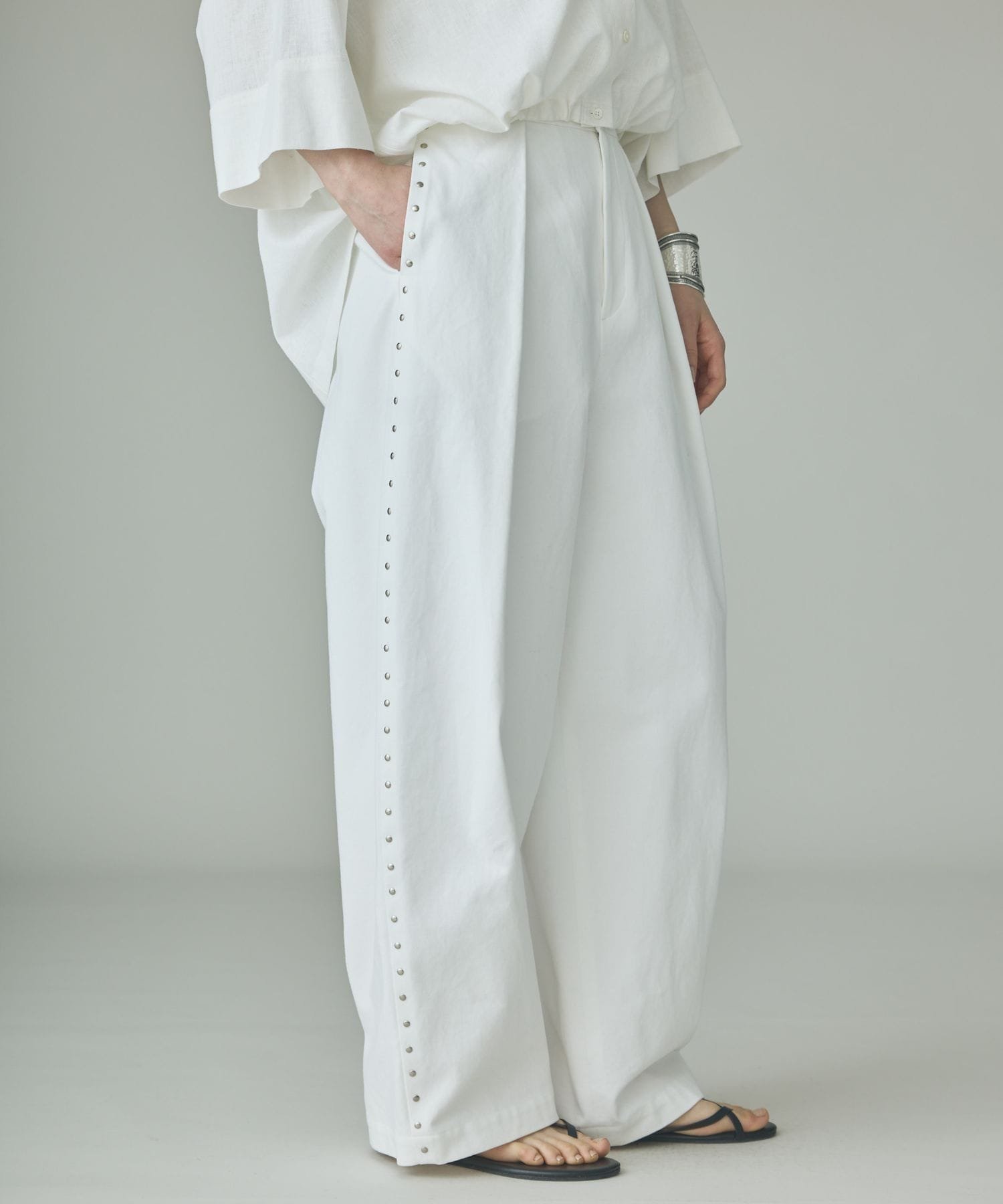 【カレンソロジー/Curensology】のコットンワッシャースタッズパンツ インテリア・キッズ・メンズ・レディースファッション・服の通販 founy(ファウニー) 　ファッション　Fashion　レディースファッション　Fashion for Women　パンツ　Pants & Trousers　ウォッシャブル　Machine Washable　エレガント 上品　Elegant　ヴィンテージ　Vintage Style　シンプル　Simple, Minimal　スタッズ　Studs, Metal Accents　バランス　Balance, Style Balance　羽織　Haori, Light Jacket　ワッシャー　Washer, Crinkled Finish　おすすめ　Recommended / Our Picks　夏　Summer　ホワイト|ID: prp329100004987177 ipo3291000000037359612