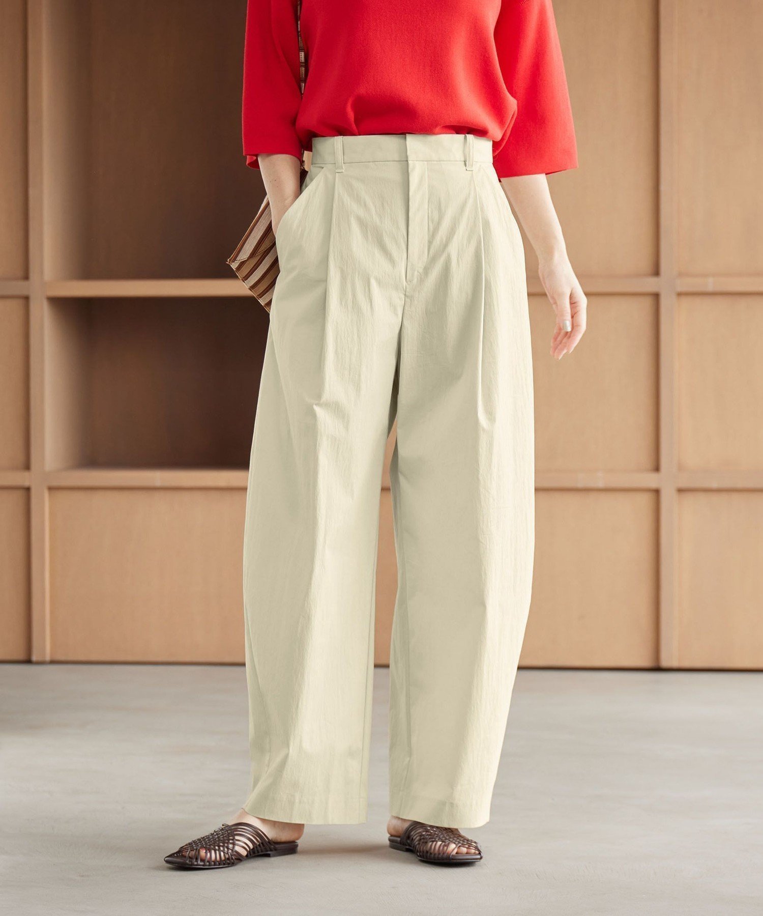 【ビューティ&ユース ユナイテッドアローズ/BEAUTY&YOUTH / UNITED ARROWS】のタックカーブパンツ ウォッシャブル 接触冷感 インテリア・キッズ・メンズ・レディースファッション・服の通販 founy(ファウニー) 　ファッション　Fashion　レディースファッション　Fashion for Women　パンツ　Pants & Trousers　ウォッシャブル　Machine Washable　カットソー　Cut and Sewn Top　カーディガン　Cardigan, Knitwear　コンパクト　Compact, Small Size　サマー　Summer, Summer Style　ショート　Short, Short Length　シンプル　Simple, Minimal　タイプライター　Typewriter Fabric, Crisp Cotton　トレンド　Trend, Trending Now　おすすめ　Recommended / Our Picks　OFF WHITE|ID: prp329100004987180 ipo3291000000037359650