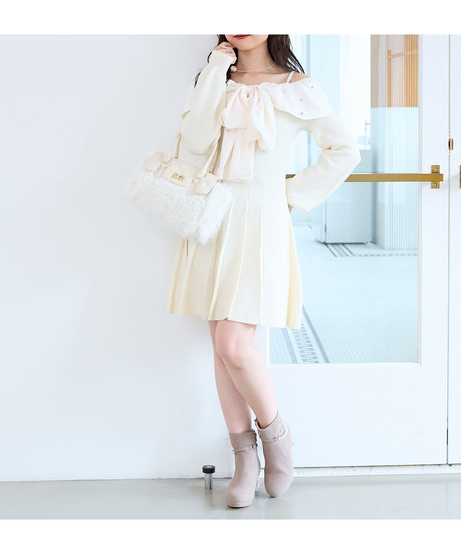 【マジェスティック レゴン/MAJESTIC LEGON】のフロントビッグリボンニットミニワンピ インテリア・キッズ・メンズ・レディースファッション・服の通販 founy(ファウニー) 　ファッション　Fashion　レディースファッション　Fashion for Women　ワンピース　Dresses　アクセサリー　Fashion Accessories　サテン　Satin, Glossy Fabric　ショート　Short, Short Length　ダウン　Down, Puffer　バランス　Balance, Style Balance　ビジュー　Bijou, Jewel-like Accent　フィット　Fit, Slim Fit　フェミニン　Feminine, Girly　フレア　Flare, Flared　リボン　Ribbon, Bow　ロング　Long, Long-Length　再入荷　Restock / Back in Stock　エレガント 上品　Elegant　アイボリー|ID: prp329100004987294 ipo3291000000037360111