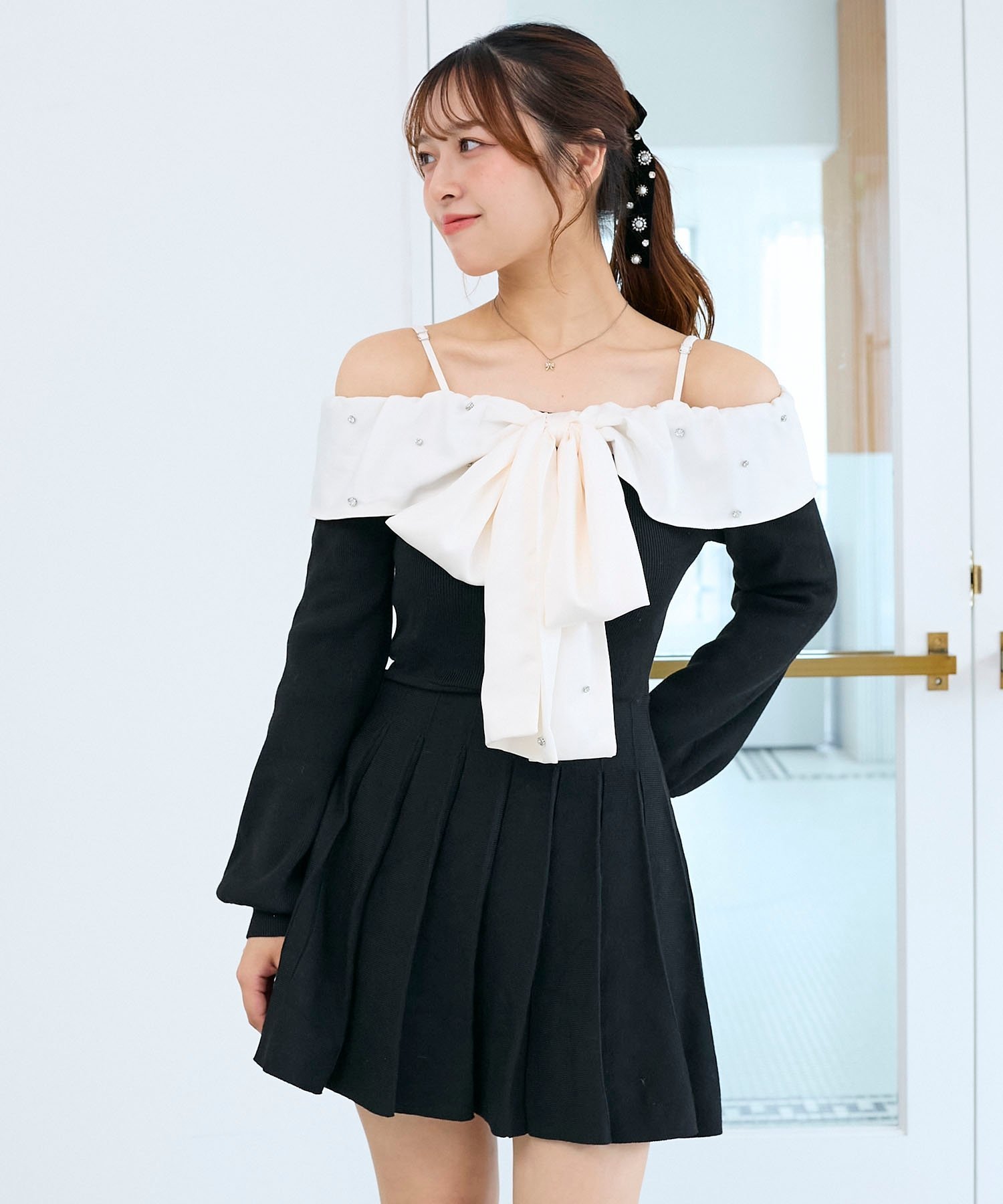 【マジェスティック レゴン/MAJESTIC LEGON】のフロントビッグリボンニットミニワンピ インテリア・キッズ・メンズ・レディースファッション・服の通販 founy(ファウニー) 　ファッション　Fashion　レディースファッション　Fashion for Women　ワンピース　Dresses　アクセサリー　Fashion Accessories　サテン　Satin, Glossy Fabric　ショート　Short, Short Length　ダウン　Down, Puffer　バランス　Balance, Style Balance　ビジュー　Bijou, Jewel-like Accent　フィット　Fit, Slim Fit　フェミニン　Feminine, Girly　フレア　Flare, Flared　リボン　Ribbon, Bow　ロング　Long, Long-Length　再入荷　Restock / Back in Stock　エレガント 上品　Elegant　ブラック|ID: prp329100004987294 ipo3291000000037360113