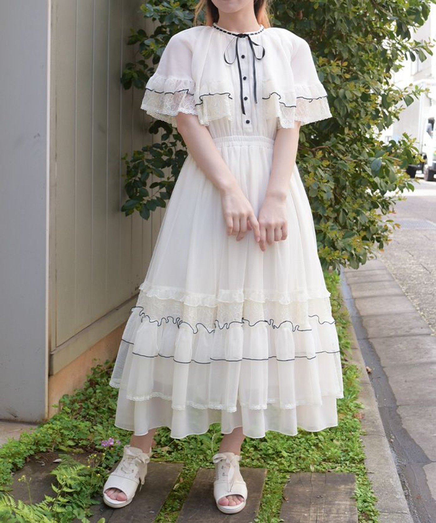 【アクシーズファム/axes femme】のフリルメローケープワンピース インテリア・キッズ・メンズ・レディースファッション・服の通販 founy(ファウニー) 　ファッション　Fashion　レディースファッション　Fashion for Women　ワンピース　Dresses　クラシカル　Classical, Vintage-Inspired　シフォン　Chiffon, Lightweight Fabric　チュール　Tulip, Tulip Motif　フリル　Frill, Ruffle　フロント　Front, Front Design　モノトーン　Monotone, Black and White　リボン　Ribbon, Bow　レース　Lace, Lace Fabric　夏　Summer　生成り|ID: prp329100004987374 ipo3291000000037360511