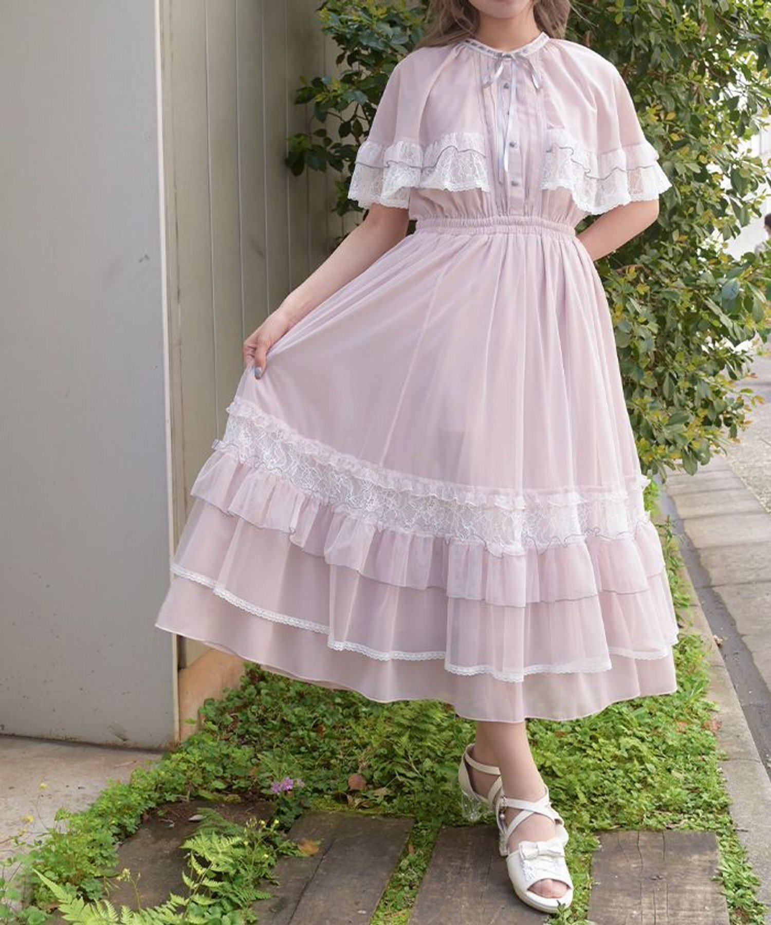 【アクシーズファム/axes femme】のフリルメローケープワンピース インテリア・キッズ・メンズ・レディースファッション・服の通販 founy(ファウニー) 　ファッション　Fashion　レディースファッション　Fashion for Women　ワンピース　Dresses　クラシカル　Classical, Vintage-Inspired　シフォン　Chiffon, Lightweight Fabric　チュール　Tulip, Tulip Motif　フリル　Frill, Ruffle　フロント　Front, Front Design　モノトーン　Monotone, Black and White　リボン　Ribbon, Bow　レース　Lace, Lace Fabric　夏　Summer　ピンク|ID: prp329100004987374 ipo3291000000037360513
