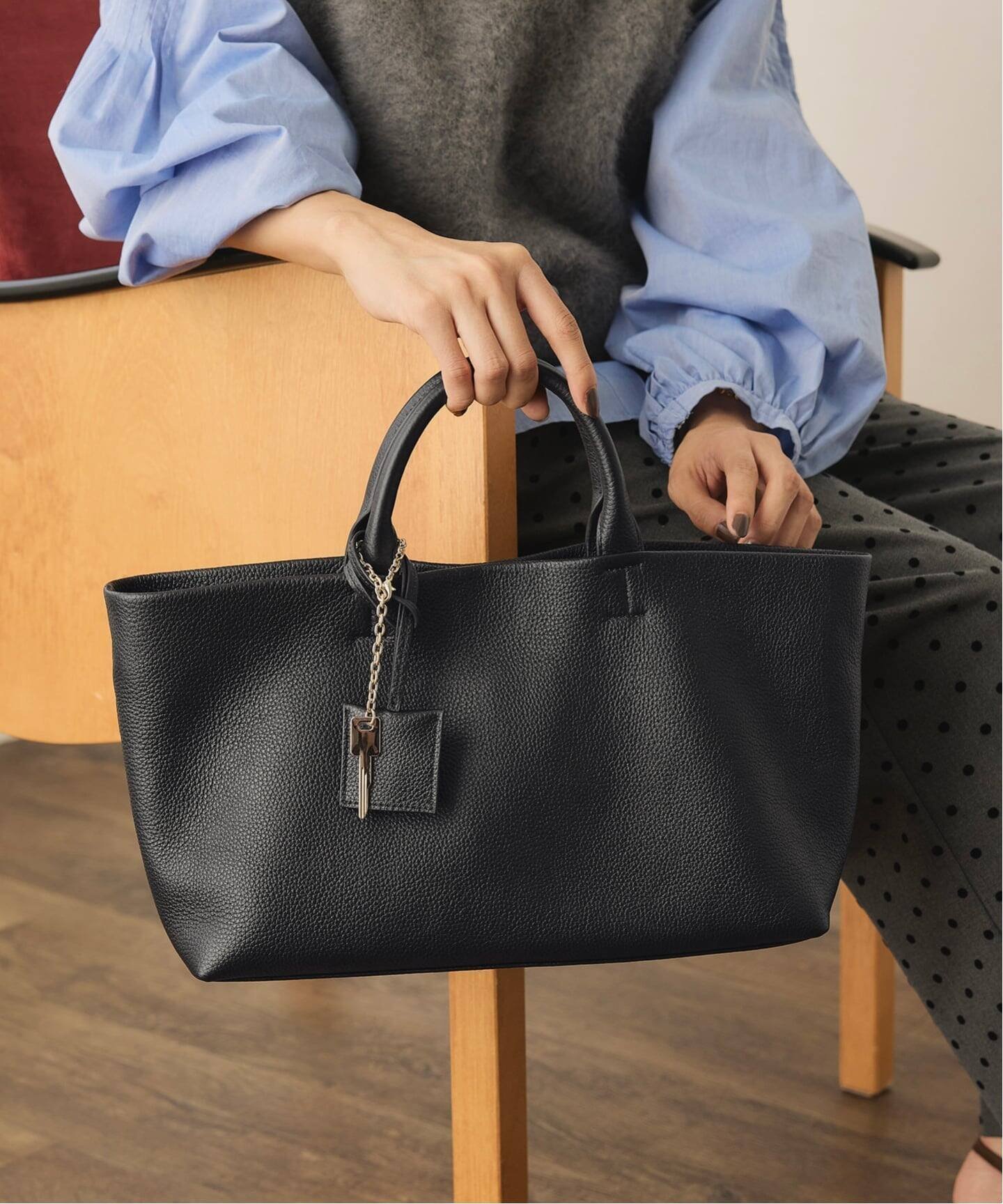 【スローブ イエナ/SLOBE IENA】の《WEB限定カラーあり/追加6》SLOBE レザートートバッグ インテリア・キッズ・メンズ・レディースファッション・服の通販 founy(ファウニー) 　ファッション　Fashion　レディースファッション　Fashion for Women　バッグ　Bags　2026年　2026　2026春夏・S/S　Spring/Summer 2026 SS26　ショルダー　Shoulder, Shoulder Strap　チャーム　Charm, Pendant　トレンド　Trend, Trending Now　フェミニン　Feminine, Girly　財布　Wallet, Purse　ブラック|ID: prp329100004987486 ipo3291000000037362406