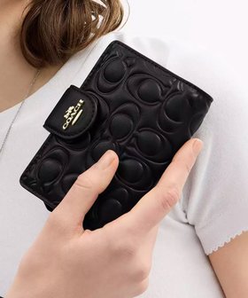 【コーチ/COACH】の【公式】ミディアム コーナー ジップ ウォレット・シグネチャー レザー 大人の最旬トレンドファッション＆コーディネート founy(ファウニー) ファッション Fashion レディースファッション Fashion for Women シューズ Shoes, Footwear ジップ Zip, Zipper 財布 Wallet, Purse |ID:prp329100004987534