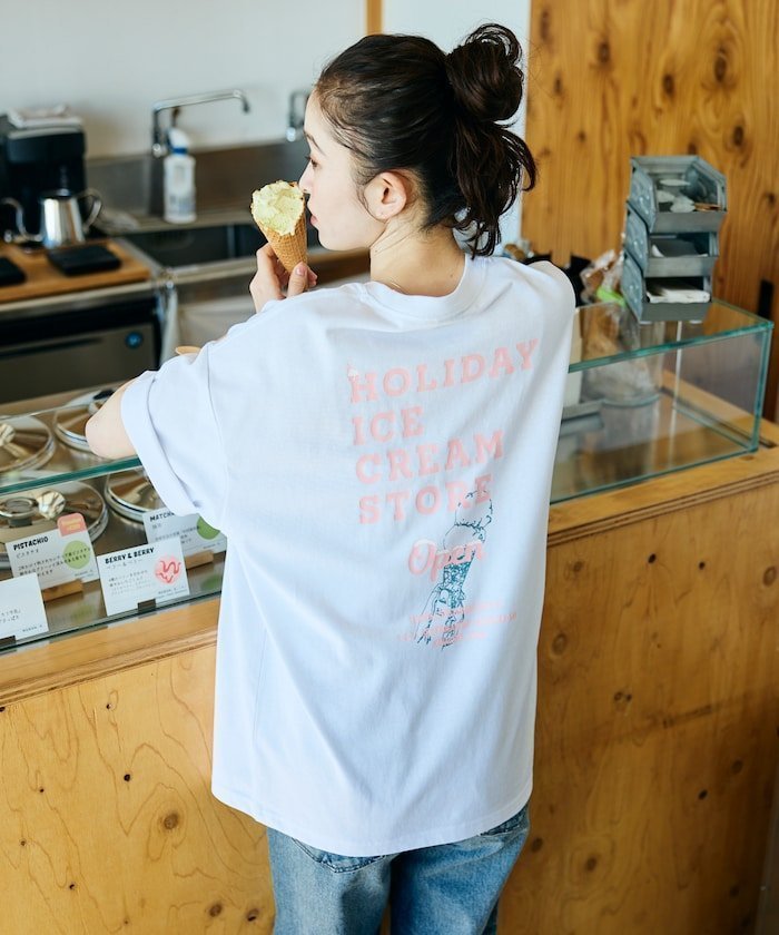 【フリークスストア/FREAK'S STORE】のHOLIDAY ICECREAM×FREAK S STORE 別注 ビッグシルエット バックプリント クルーネック Tシャツ 【限定展開】 インテリア・キッズ・メンズ・レディースファッション・服の通販 founy(ファウニー) ファッション Fashion レディースファッション Fashion for Women トップス・カットソー Cut & Sew Tops シャツ・ブラウス・オフィスカジュアル Elegant Blouses & Button-Ups ロングTシャツ・Tシャツ Longline T-Shirts & Tees バッグ Bags カーゴパンツ Cargo Pants, Utility Pants グラフィック Graphic, Graphic Design コラボ Collaboration, Collab ショーツ Shorts, Short Pants シンプル Simple, Minimal デニム Denim, Jeans Material トレンド Trend, Trending Now 定番 Standard, Basic Item 人気 Popular, Best Seller ビッグ Big, Oversized フロント Front, Front Design プリント Print, Printed Pattern 別注 Limited Edition, Custom Order ワイド Wide, Wide Fit ワンポイント One Point, Statement Accent S/S・春夏 SS, Spring/Summer, Warm Season おすすめ Recommended / Our Picks 夏 Summer 2026年 2026 2026春夏・S/S Spring/Summer 2026 SS26 ホワイト|ID: prp329100004987810 ipo3291000000037365108