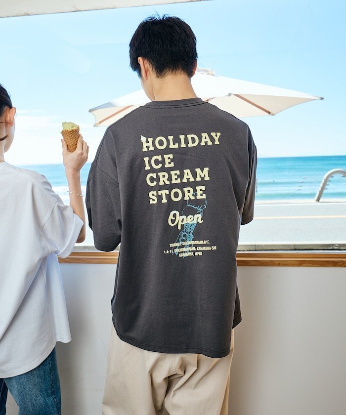 【フリークスストア/FREAK'S STORE】のHOLIDAY ICECREAM×FREAK S STORE 別注 ビッグシルエット バックプリント クルーネック Tシャツ 【限定展開】 インテリア・キッズ・メンズ・レディースファッション・服の通販 founy(ファウニー) ファッション Fashion レディースファッション Fashion for Women トップス・カットソー Cut & Sew Tops シャツ・ブラウス・オフィスカジュアル Elegant Blouses & Button-Ups ロングTシャツ・Tシャツ Longline T-Shirts & Tees バッグ Bags カーゴパンツ Cargo Pants, Utility Pants グラフィック Graphic, Graphic Design コラボ Collaboration, Collab ショーツ Shorts, Short Pants シンプル Simple, Minimal デニム Denim, Jeans Material トレンド Trend, Trending Now 定番 Standard, Basic Item 人気 Popular, Best Seller ビッグ Big, Oversized フロント Front, Front Design プリント Print, Printed Pattern 別注 Limited Edition, Custom Order ワイド Wide, Wide Fit ワンポイント One Point, Statement Accent S/S・春夏 SS, Spring/Summer, Warm Season おすすめ Recommended / Our Picks 夏 Summer 2026年 2026 2026春夏・S/S Spring/Summer 2026 SS26 スミクロ|ID: prp329100004987810 ipo3291000000037365109