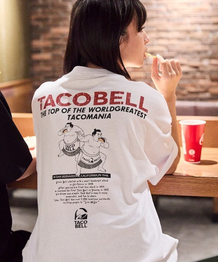 【フリークスストア/FREAK'S STORE】の限定展開 TACOBELL×FREAK S STORE 別注 ビッグシルエット バックプリント クルーネック Tシャツ インテリア・キッズ・メンズ・レディースファッション・服の通販 founy(ファウニー) 　ファッション　Fashion　レディースファッション　Fashion for Women　トップス・カットソー　Cut & Sew Tops　シャツ・ブラウス・オフィスカジュアル　Elegant Blouses & Button-Ups　ロングTシャツ・Tシャツ　Longline T-Shirts & Tees　バッグ　Bags　インナー　Innerwear　カーゴパンツ　Cargo Pants, Utility Pants　コラボ　Collaboration, Collab　ショーツ　Shorts, Short Pants　シンプル　Simple, Minimal　デニム　Denim, Jeans Material　トレンド　Trend, Trending Now　定番　Standard, Basic Item　人気　Popular, Best Seller　ビッグ　Big, Oversized　フロント　Front, Front Design　プリント　Print, Printed Pattern　ボトム　Bottoms, Lower Wear　別注　Limited Edition, Custom Order　リラックス　Relax, Relaxed Fit　ワイド　Wide, Wide Fit　ワンポイント　One Point, Statement Accent　S/S・春夏　SS, Spring/Summer, Warm Season　おすすめ　Recommended / Our Picks　夏　Summer　2026年　2026　2026春夏・S/S　Spring/Summer 2026 SS26　オフホワイト|ID: prp329100004987811 ipo3291000000037365114