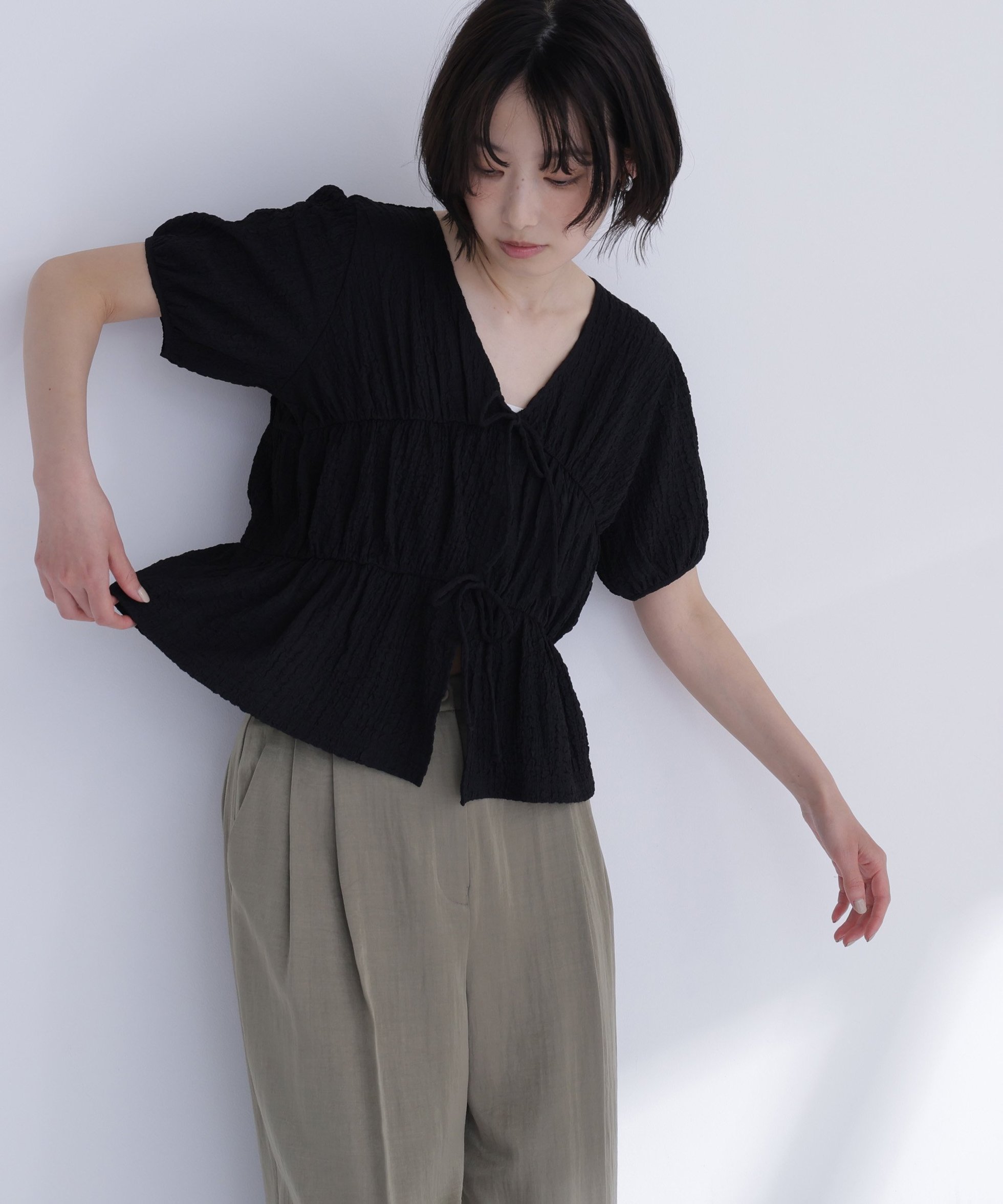 【ナチュラル ビューティー ベーシック/NATURAL BEAUTY BASIC】のフロントリボンシュリンクカットソー インテリア・キッズ・メンズ・レディースファッション・服の通販 founy(ファウニー) 　ファッション　Fashion　レディースファッション　Fashion for Women　トップス・カットソー　Cut & Sew Tops　カットソー・ベーシックTシャツ　Cut-and-Sewn Tops / Stretch Tees & Basics　カットソー　Cut and Sewn Top　ダブル　Double, Double-Breasted　フロント　Front, Front Design　リボン　Ribbon, Bow　ブラック|ID: prp329100004987919 ipo3291000000037366559
