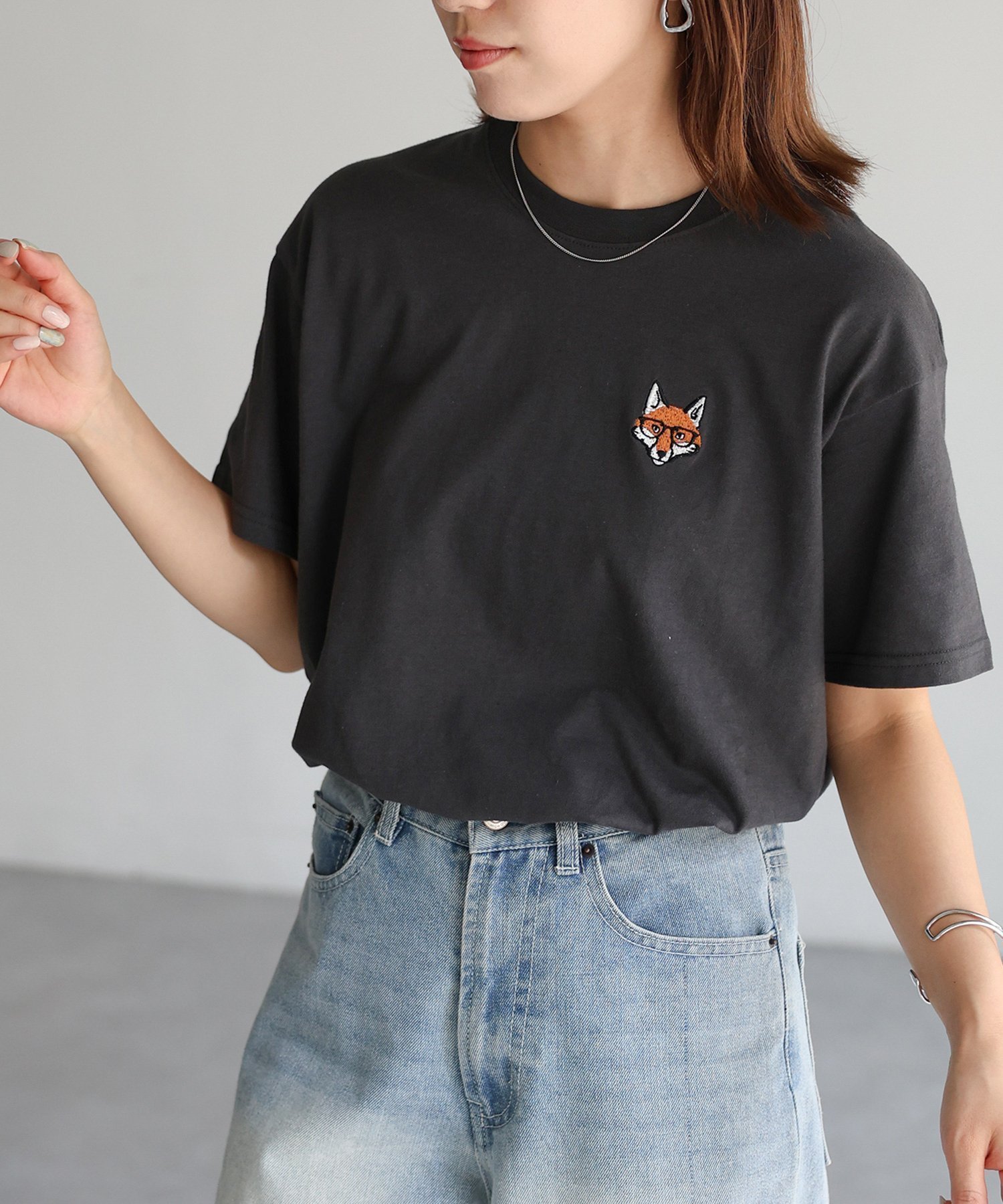 【リベリー/Riberry】のめがねキツネ胸刺繍半袖Tシャツ インテリア・キッズ・メンズ・レディースファッション・服の通販 founy(ファウニー) 　ファッション　Fashion　レディースファッション　Fashion for Women　トップス・カットソー　Cut & Sew Tops　シャツ・ブラウス・オフィスカジュアル　Elegant Blouses & Button-Ups　ロングTシャツ・Tシャツ　Longline T-Shirts & Tees　インナー　Innerwear　春　Spring　カーゴパンツ　Cargo Pants, Utility Pants　コンパクト　Compact, Small Size　シンプル　Simple, Minimal　スラックス　Slacks, Dress Pants　デニム　Denim, Jeans Material　定番　Standard, Basic Item　ベーシック　Basic, Essential　半袖　Short Sleeve, Half Sleeve　楽ちん　Easy Fit, Comfortable　ワンポイント　One Point, Statement Accent　S/S・春夏　SS, Spring/Summer, Warm Season　夏　Summer　チャコールグレー|ID: prp329100004987940 ipo3291000000037366731