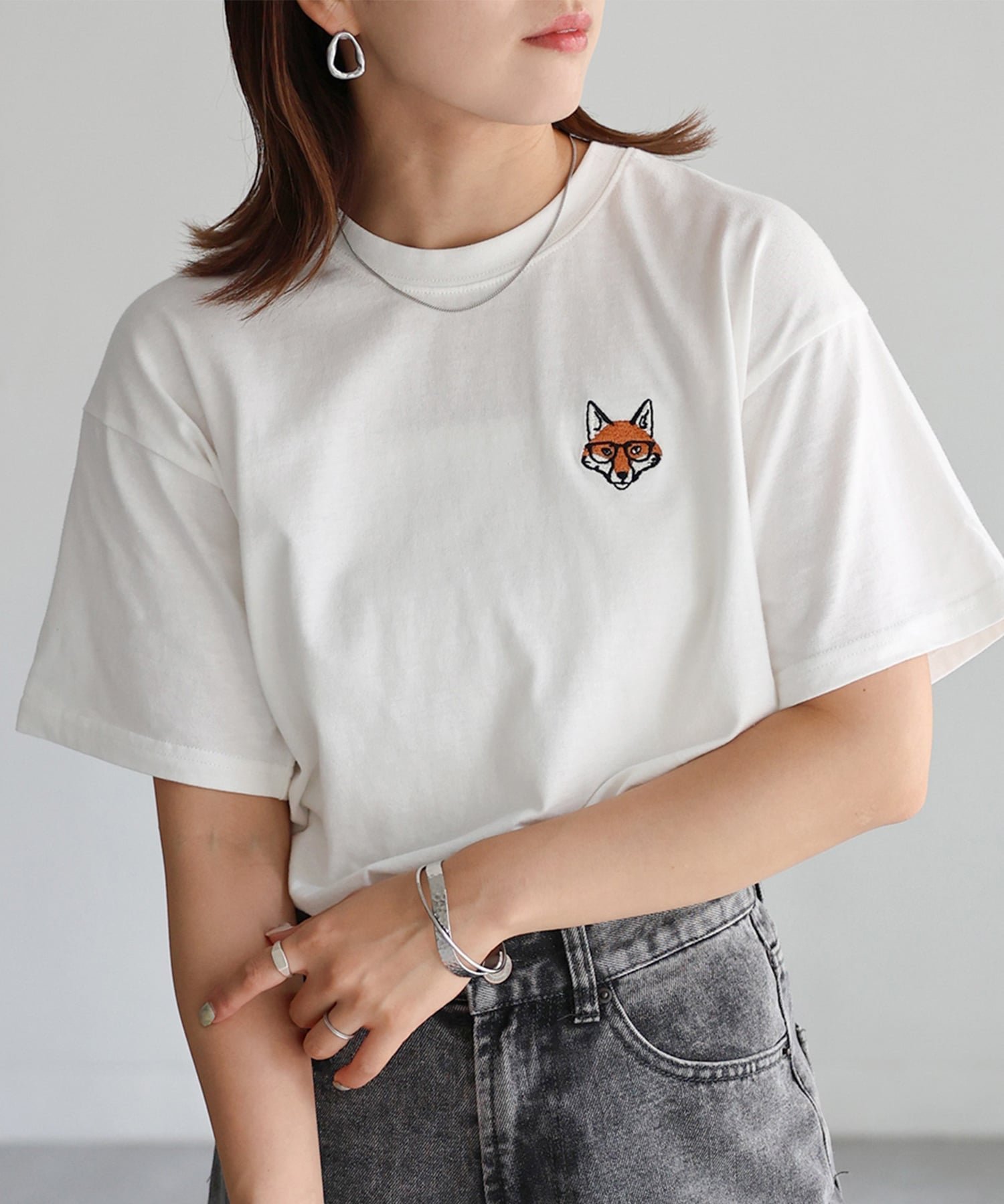 【リベリー/Riberry】のめがねキツネ胸刺繍半袖Tシャツ インテリア・キッズ・メンズ・レディースファッション・服の通販 founy(ファウニー) 　ファッション　Fashion　レディースファッション　Fashion for Women　トップス・カットソー　Cut & Sew Tops　シャツ・ブラウス・オフィスカジュアル　Elegant Blouses & Button-Ups　ロングTシャツ・Tシャツ　Longline T-Shirts & Tees　インナー　Innerwear　春　Spring　カーゴパンツ　Cargo Pants, Utility Pants　コンパクト　Compact, Small Size　シンプル　Simple, Minimal　スラックス　Slacks, Dress Pants　デニム　Denim, Jeans Material　定番　Standard, Basic Item　ベーシック　Basic, Essential　半袖　Short Sleeve, Half Sleeve　楽ちん　Easy Fit, Comfortable　ワンポイント　One Point, Statement Accent　S/S・春夏　SS, Spring/Summer, Warm Season　夏　Summer　オフホワイト|ID: prp329100004987940 ipo3291000000037366732