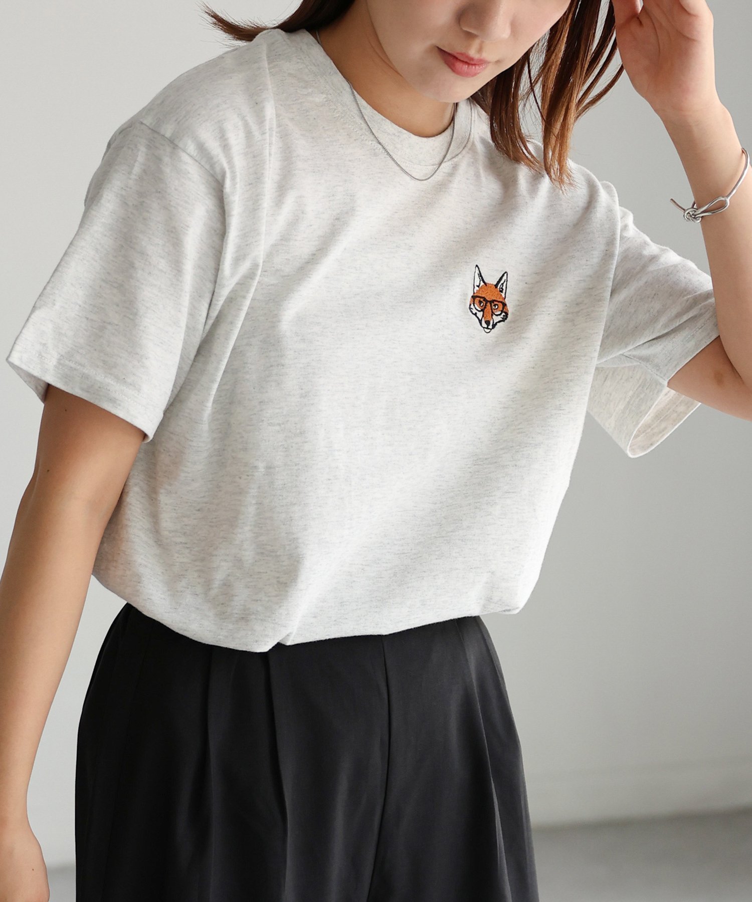 【リベリー/Riberry】のめがねキツネ胸刺繍半袖Tシャツ インテリア・キッズ・メンズ・レディースファッション・服の通販 founy(ファウニー) 　ファッション　Fashion　レディースファッション　Fashion for Women　トップス・カットソー　Cut & Sew Tops　シャツ・ブラウス・オフィスカジュアル　Elegant Blouses & Button-Ups　ロングTシャツ・Tシャツ　Longline T-Shirts & Tees　インナー　Innerwear　春　Spring　カーゴパンツ　Cargo Pants, Utility Pants　コンパクト　Compact, Small Size　シンプル　Simple, Minimal　スラックス　Slacks, Dress Pants　デニム　Denim, Jeans Material　定番　Standard, Basic Item　ベーシック　Basic, Essential　半袖　Short Sleeve, Half Sleeve　楽ちん　Easy Fit, Comfortable　ワンポイント　One Point, Statement Accent　S/S・春夏　SS, Spring/Summer, Warm Season　夏　Summer　オートミール|ID: prp329100004987940 ipo3291000000037366733